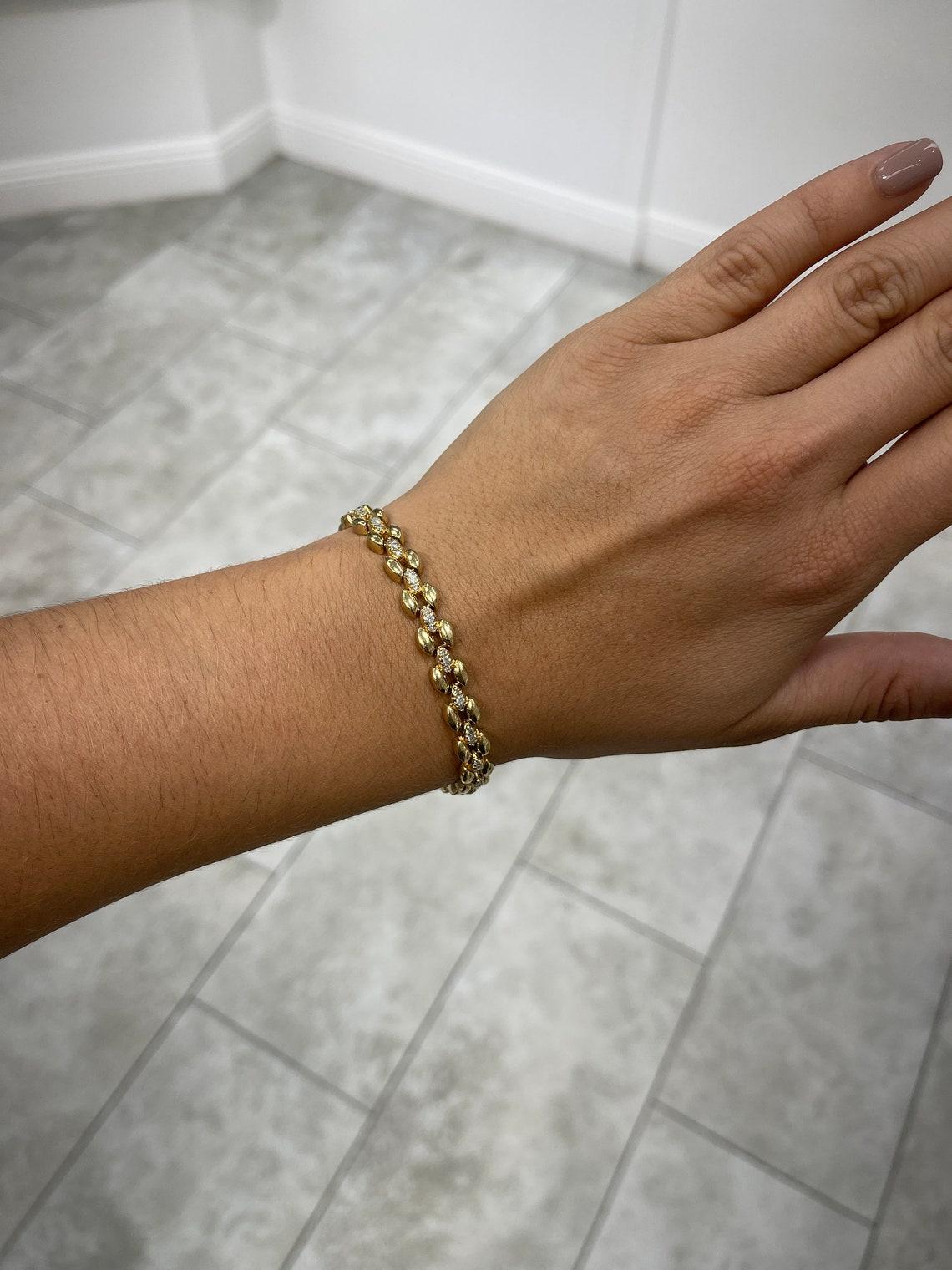 Lunghezza bracciale: 7,5 pollici
Larghezza del bracciale: 7,80 mm

Stile dell'incastonatura: Pave
Materiale dell'incastonatura: Oro giallo 14K
Peso dell'impostazione: 19,6 grammi

Pietra principale: Diamante
Numero di diamanti: 69
Peso: 0,69 carati