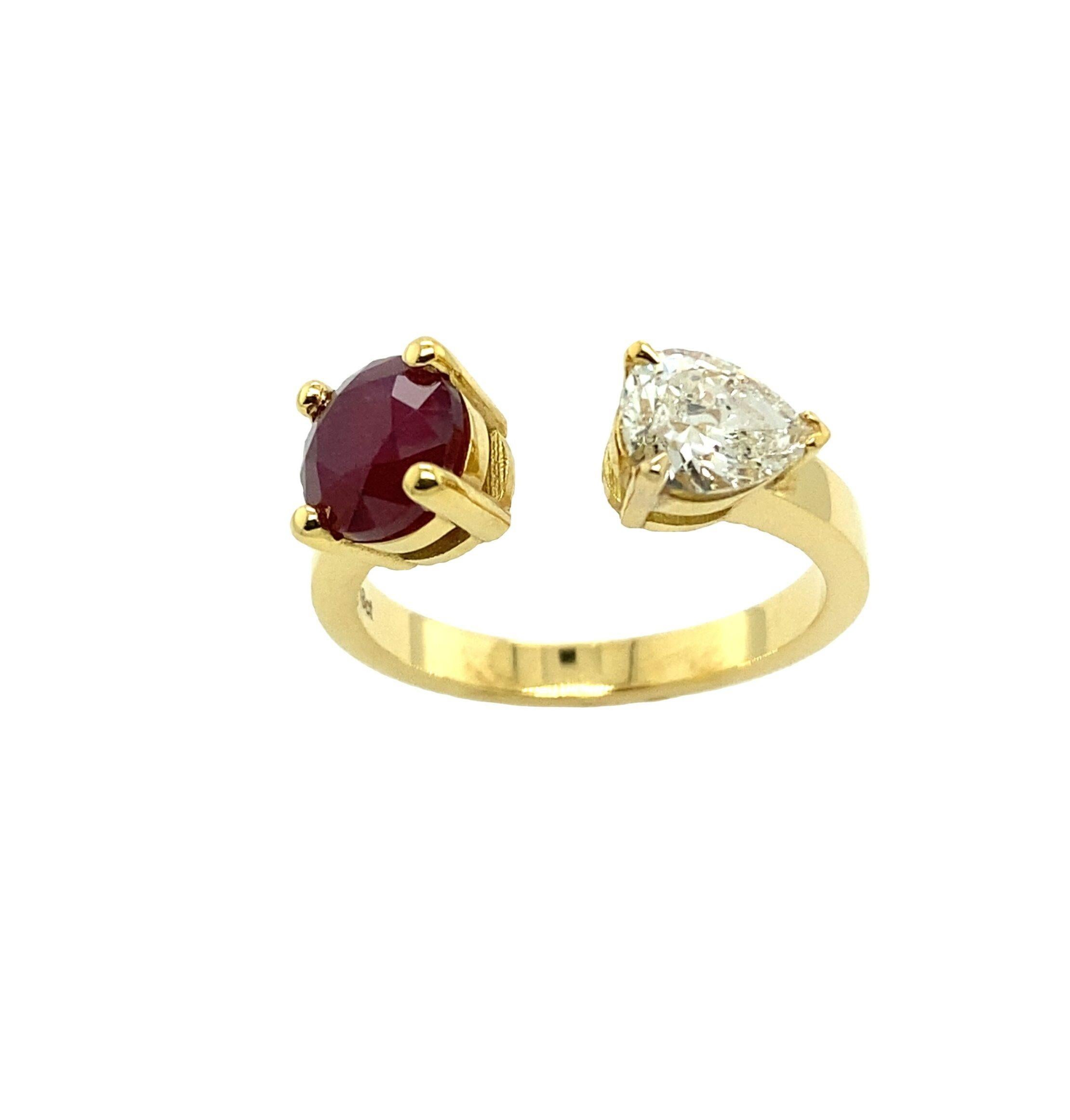Taille poire Diamant poire de 0,69 carats G/H/SI et rubis rond de 1,48 carats en or 18 carats en vente