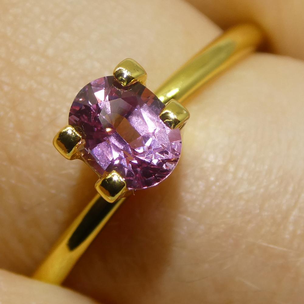 Descrizione:

Tipo di gemma: Zaffiro 
Numero di pietre: 1
Peso: 0,69 carati
Misure: 5,79 x 4,57 x 3,20 mm
Forma: Ovale
Stile di taglio Corona: Taglio brillante
Padiglione Stile di Taglio: Taglio a gradini 
Trasparenza: Trasparente
Chiarezza: Molto