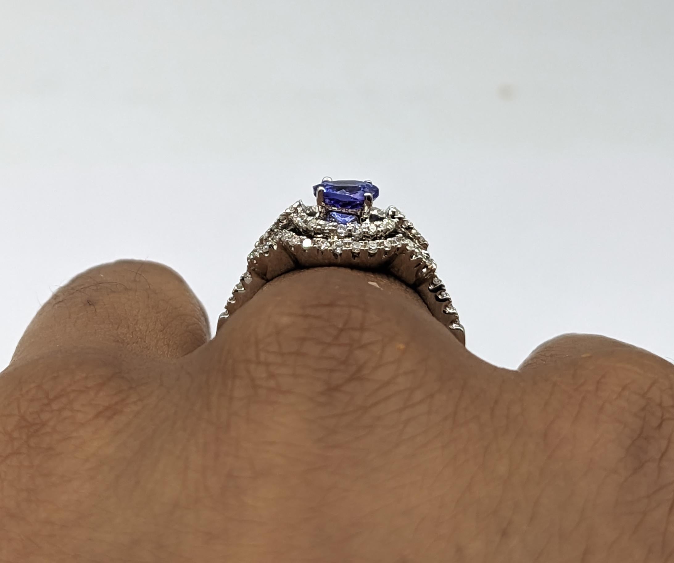 0.69ct Tanzanite & Diamond Ring In White Gold In Excellent Condition For Sale In Bloomington, MN