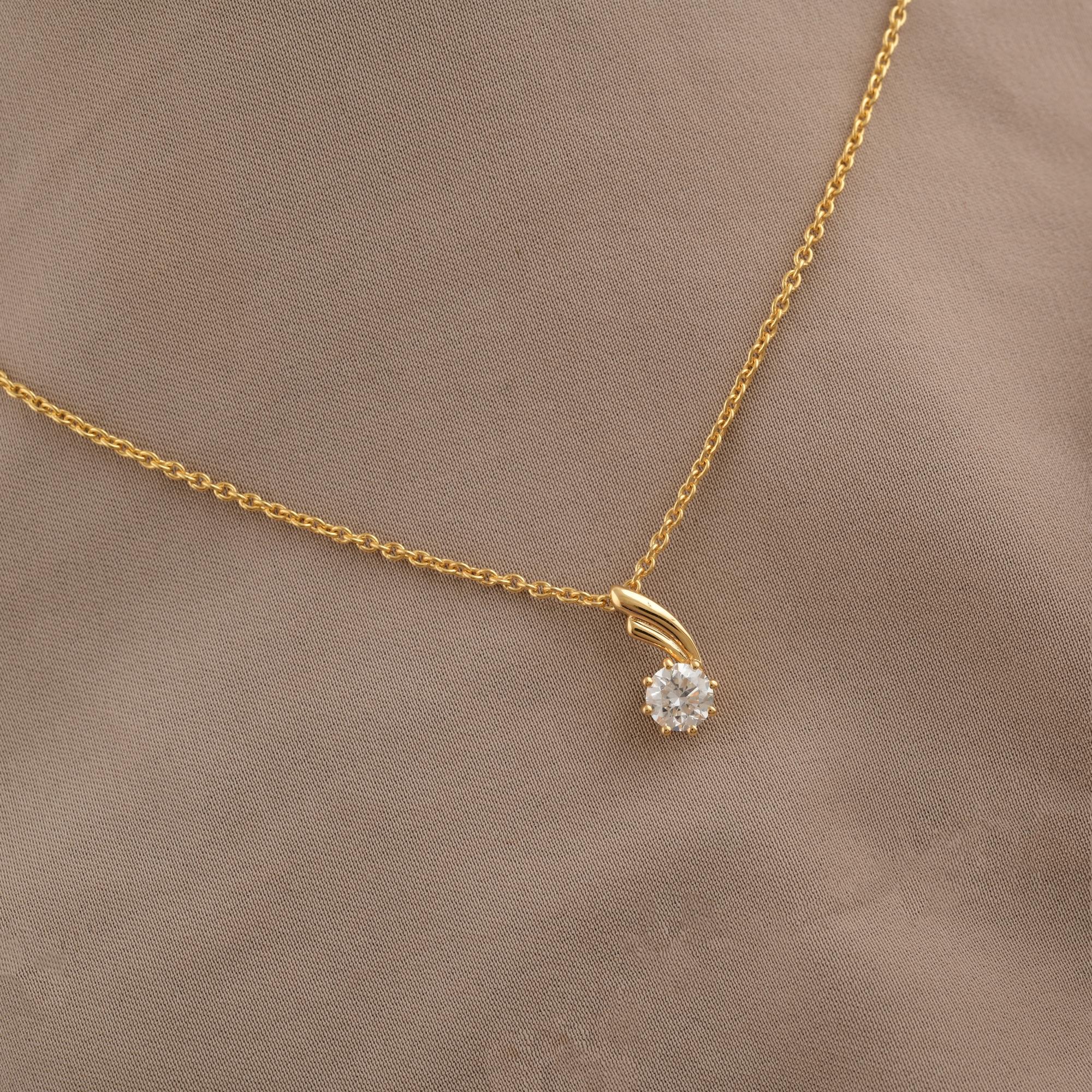 Donna Collana con ciondolo in oro giallo da 0,6 carati con taglio brillante SI/H H. H. in vendita