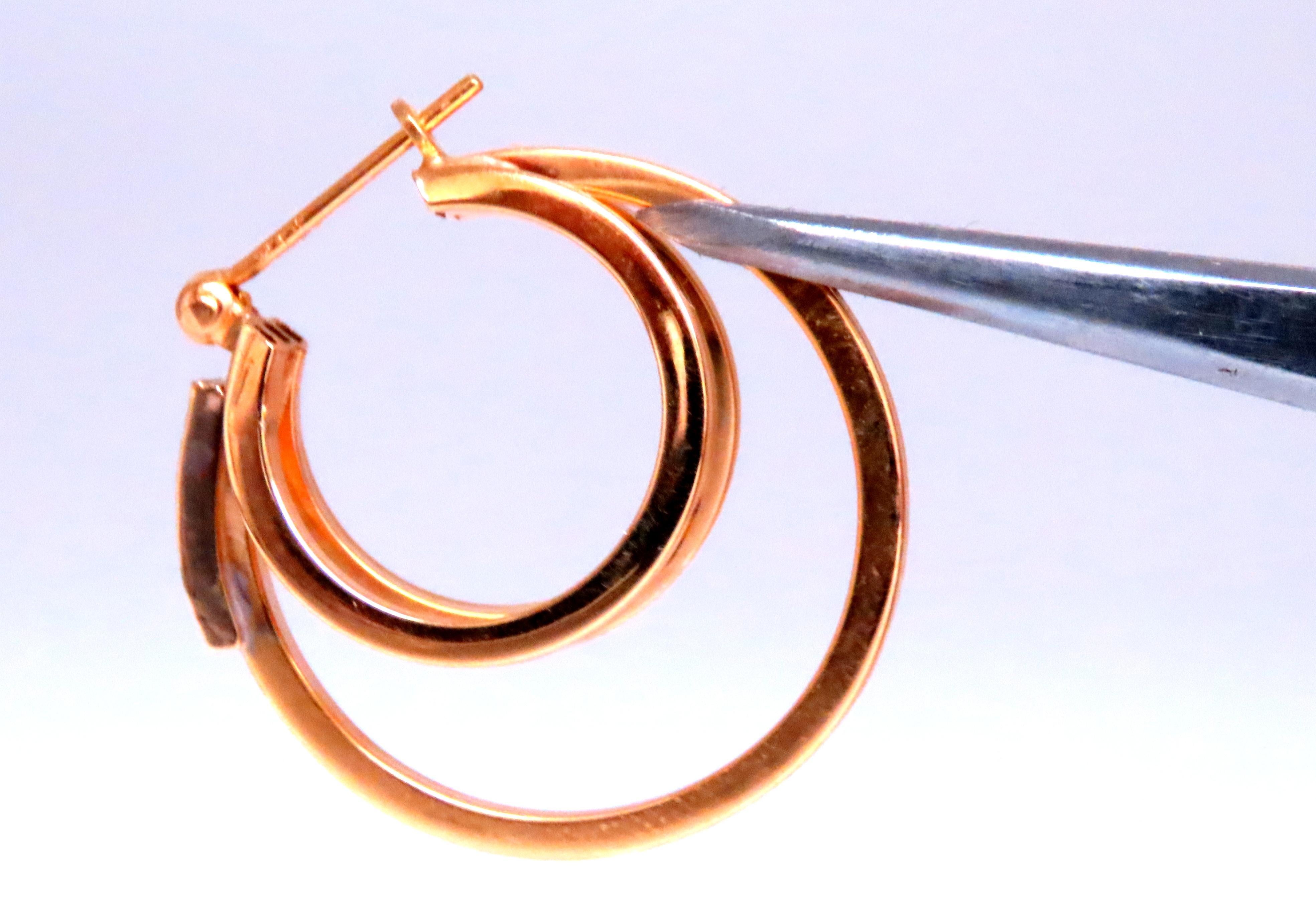 Pendientes triangulares de diamantes naturales de 0,06 ct
Color H Claridad Si-1
Oro amarillo de 14 quilates
25 mm X 8 mm
3.6 gramos