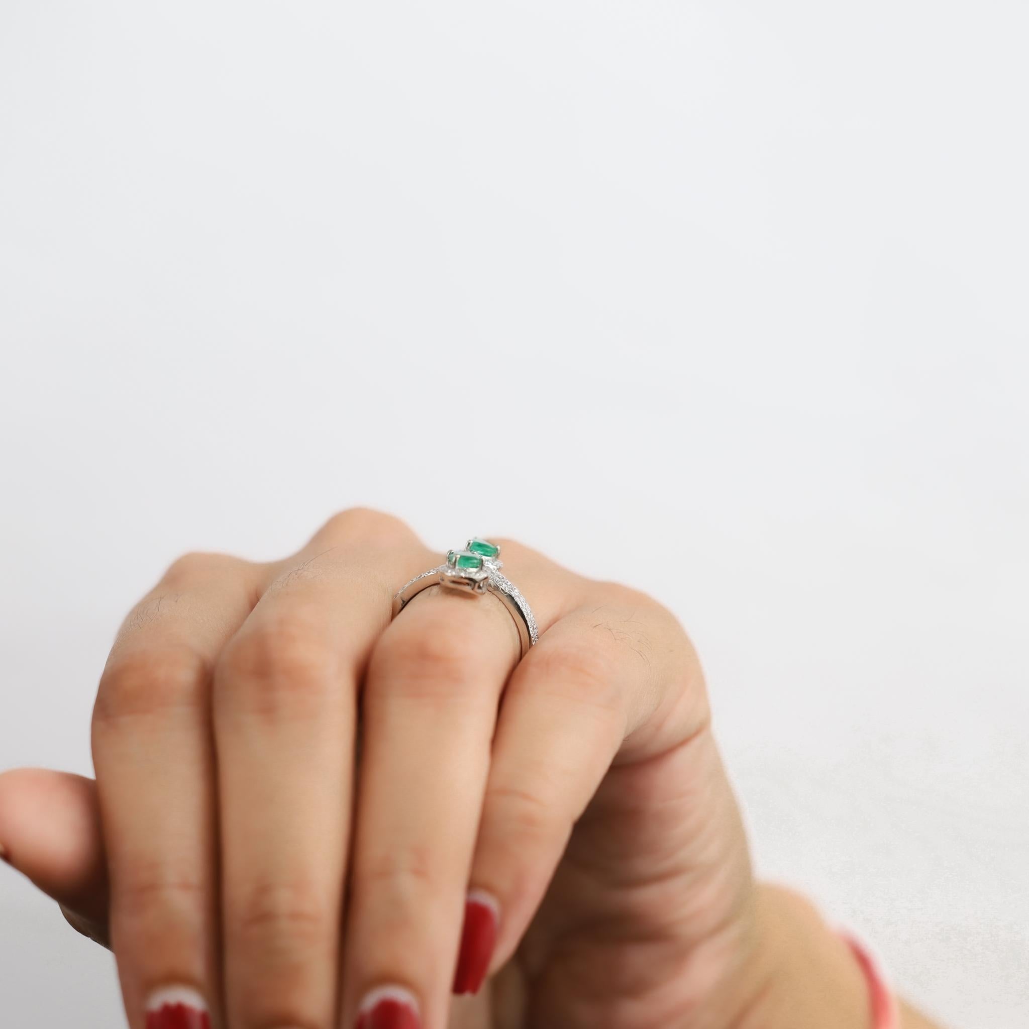 Bague réglable à deux pierres en or blanc 18 carats, émeraude naturelle de 0,6 carat et diamant en vente 4