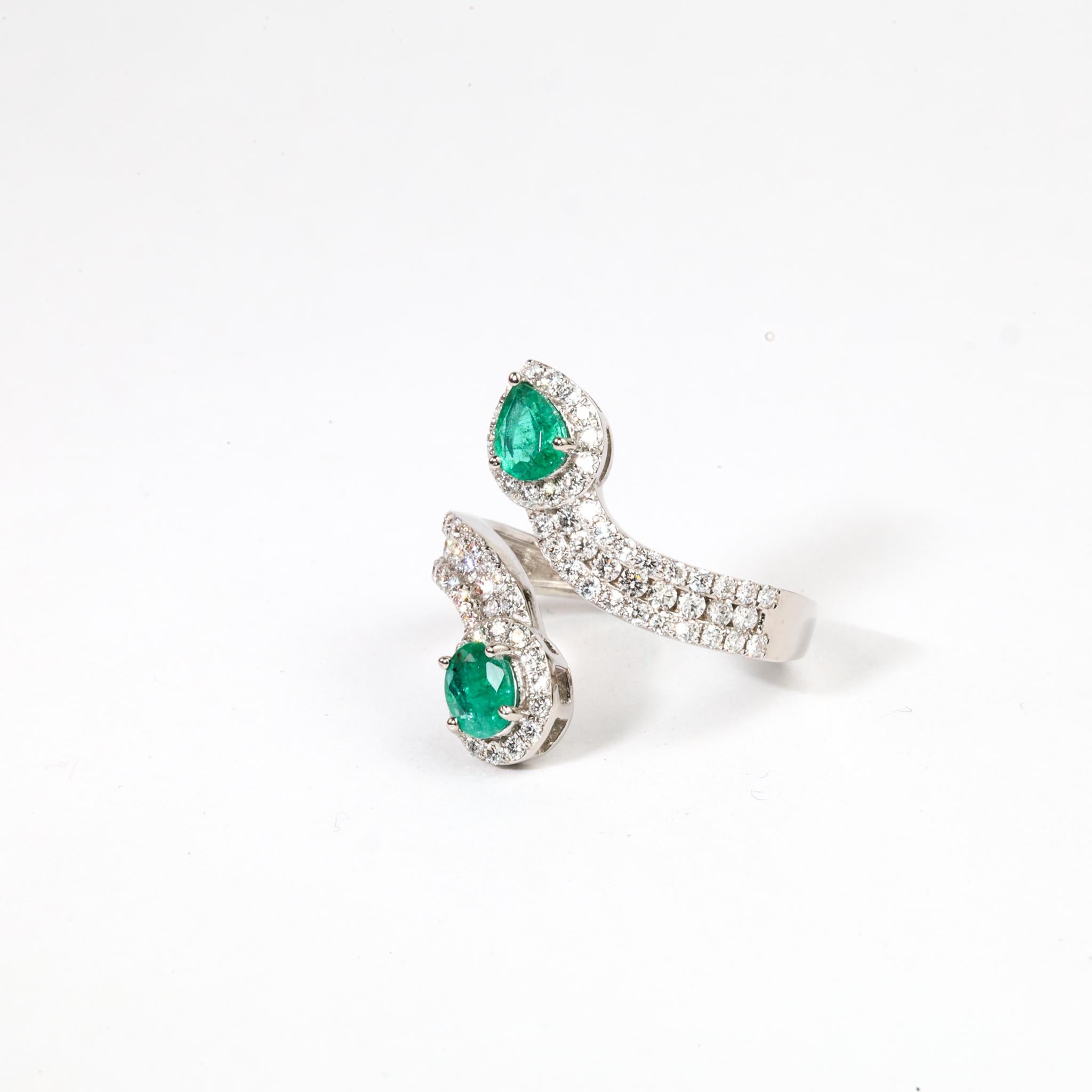 💎 Description du produit :
Expression exquise de l'élégance moderne et de l'art intemporel, cette bague à deux pierres, émeraude et diamant, capture l'essence du luxe. Fabriqué à la main en or blanc 18 carats (environ 4,63 grammes), le modèle