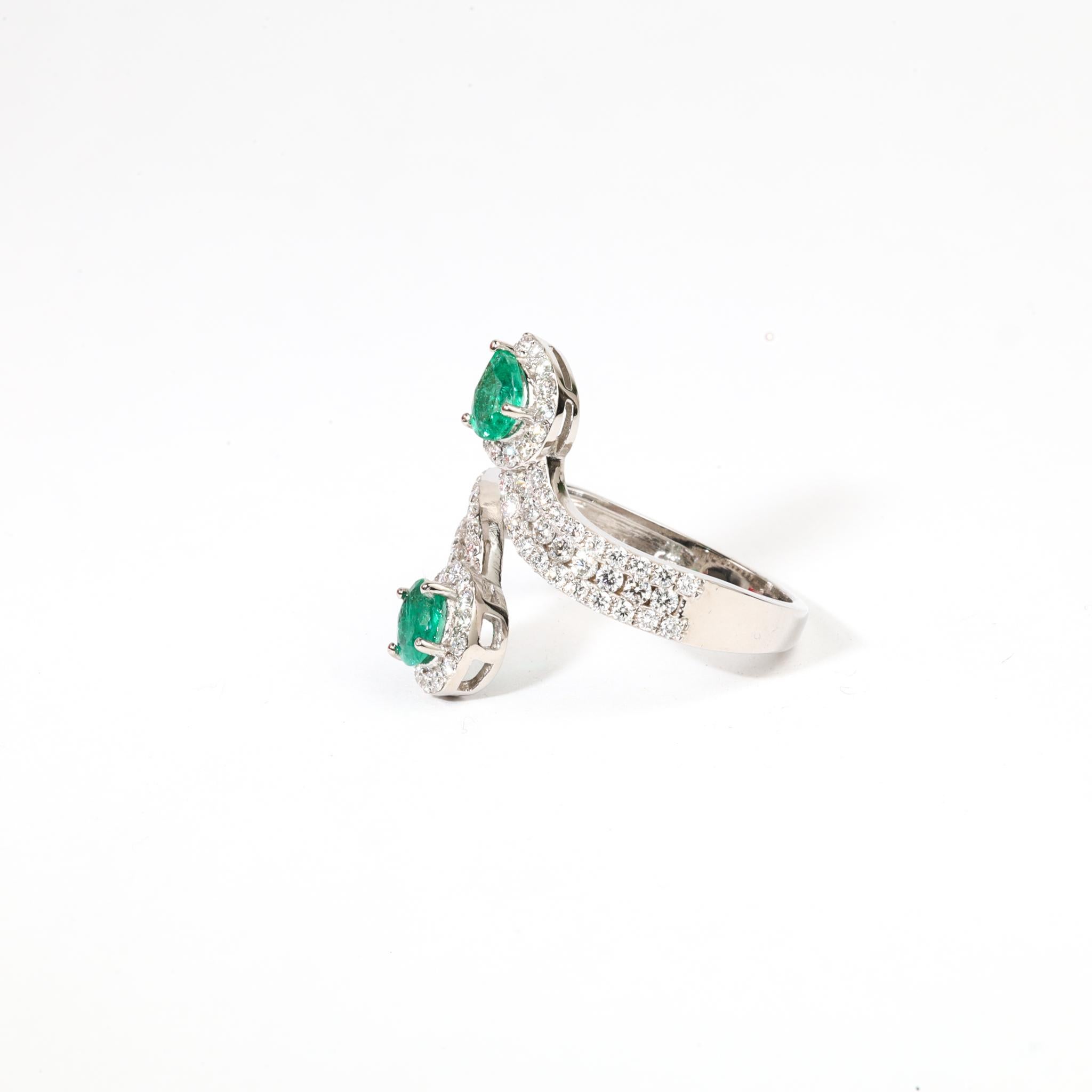 Art déco Bague réglable à deux pierres en or blanc 18 carats, émeraude naturelle de 0,6 carat et diamant en vente