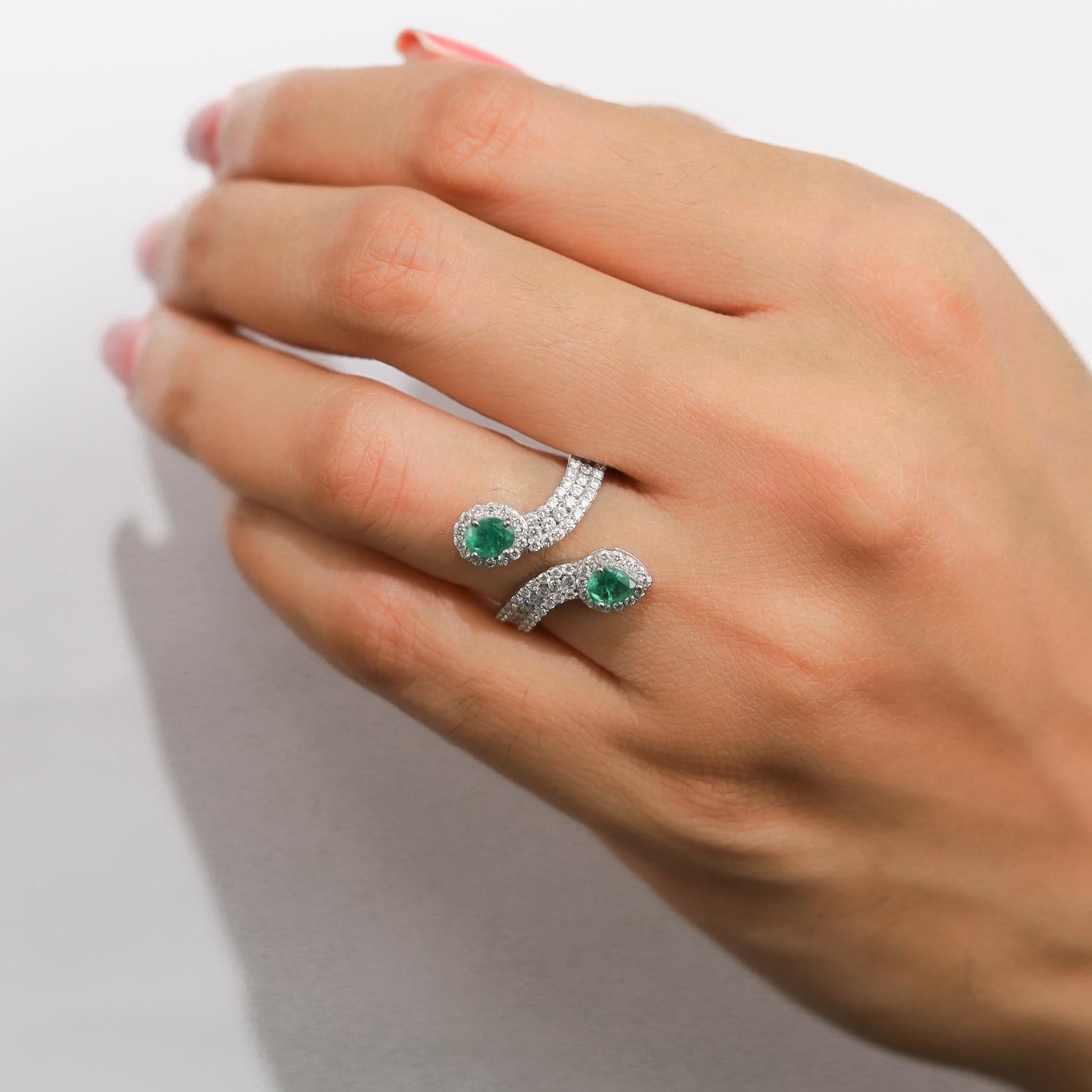 Bague réglable à deux pierres en or blanc 18 carats, émeraude naturelle de 0,6 carat et diamant Pour femmes en vente