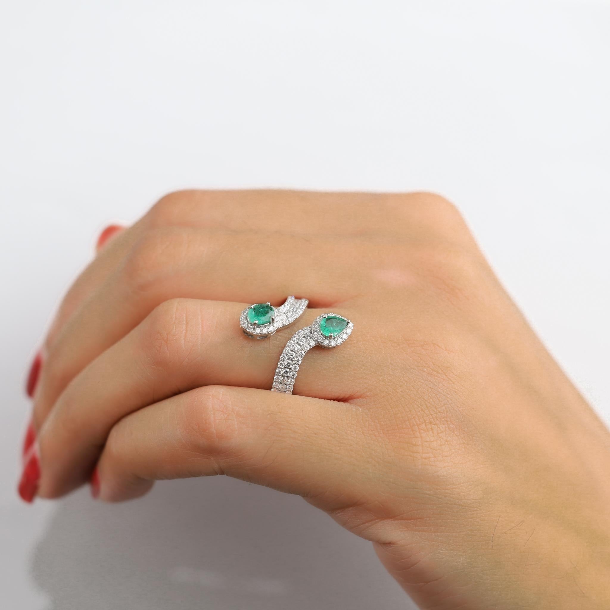 Bague réglable à deux pierres en or blanc 18 carats, émeraude naturelle de 0,6 carat et diamant en vente 1