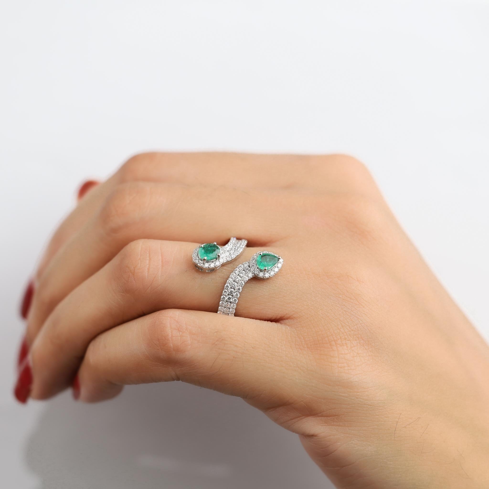 Bague réglable à deux pierres en or blanc 18 carats, émeraude naturelle de 0,6 carat et diamant en vente 2