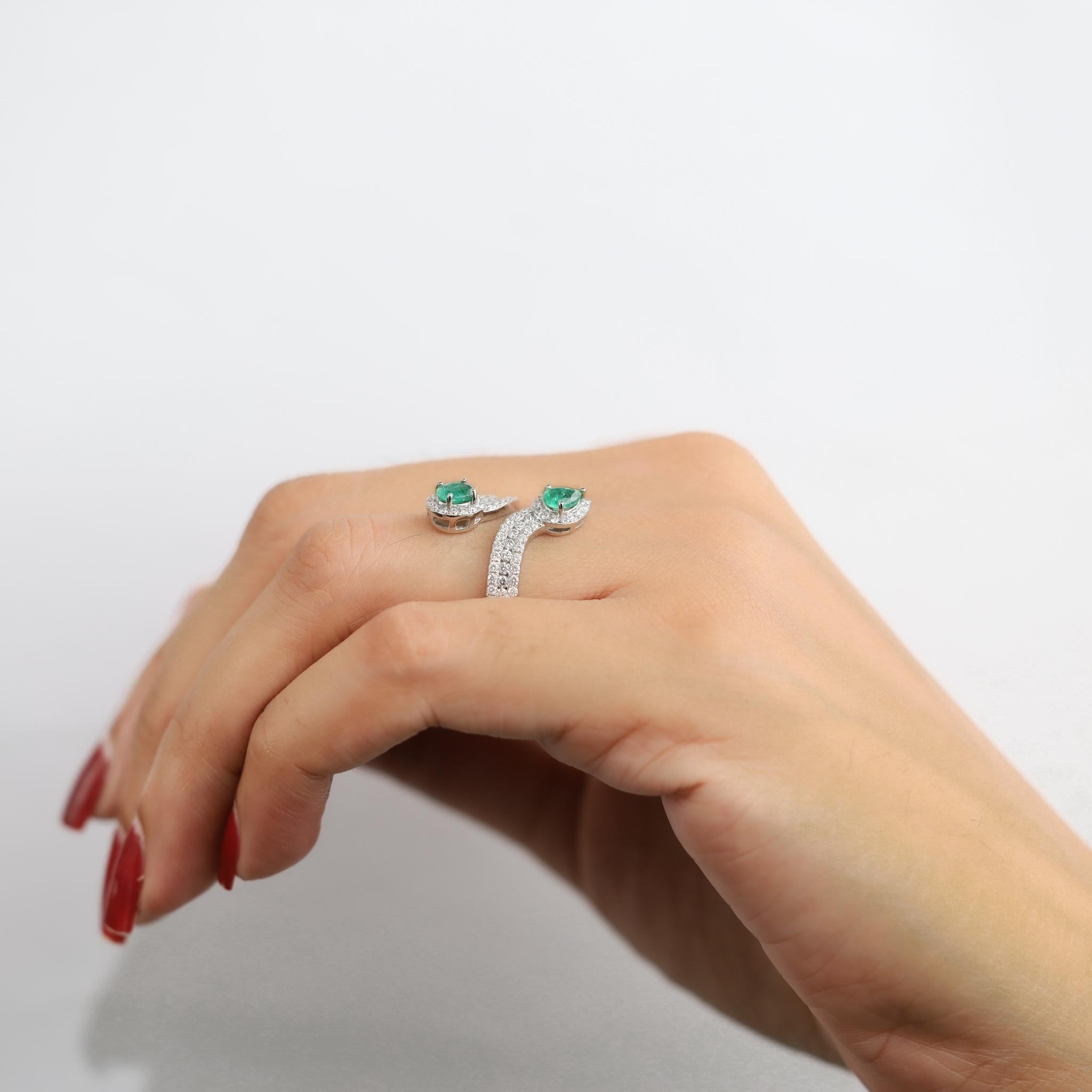 Bague réglable à deux pierres en or blanc 18 carats, émeraude naturelle de 0,6 carat et diamant en vente 3