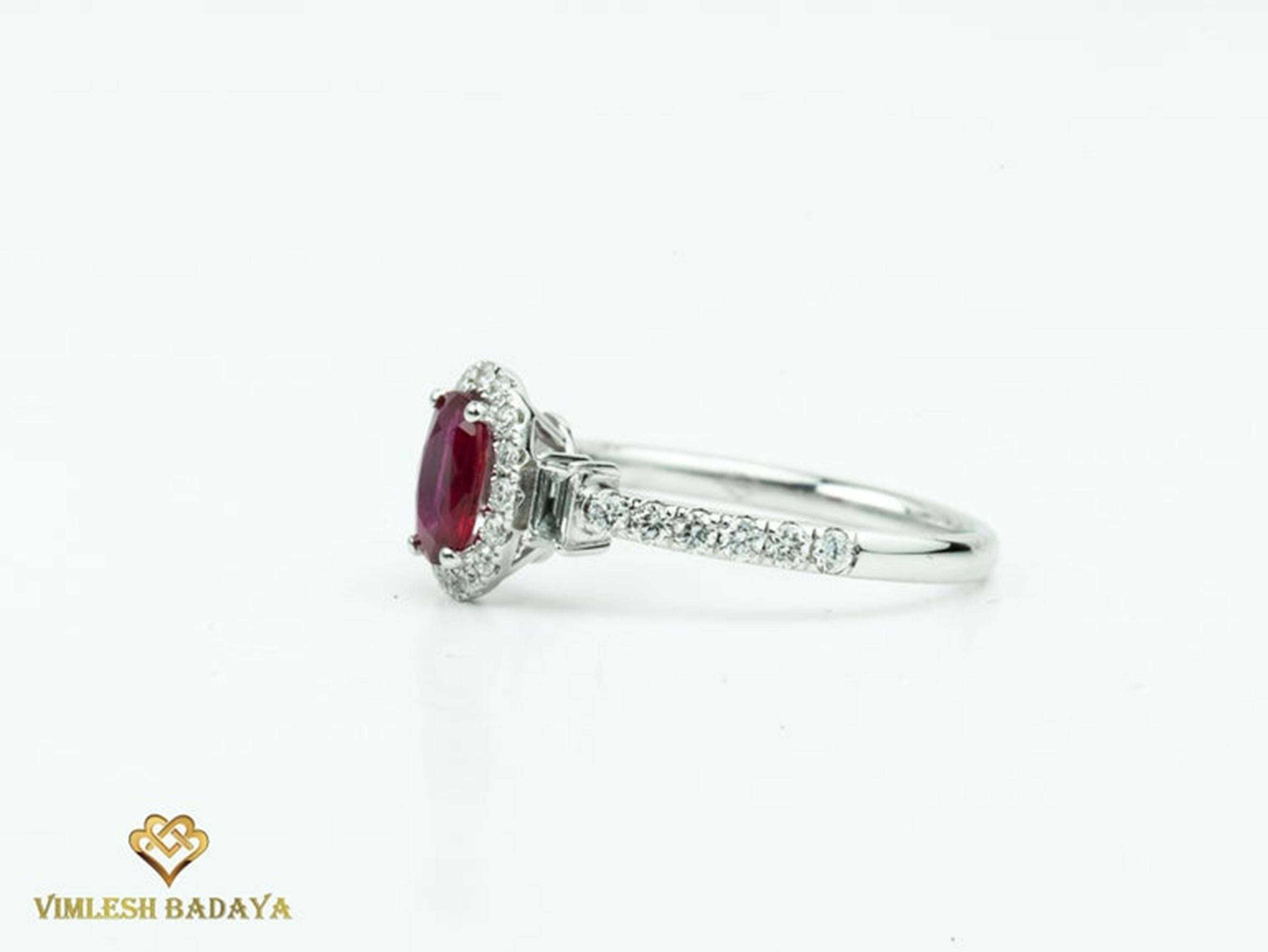 Bague de fiançailles halo en rubis rouge ovale et diamants baguettes ronds Neuf - En vente à Jaipur, RJ