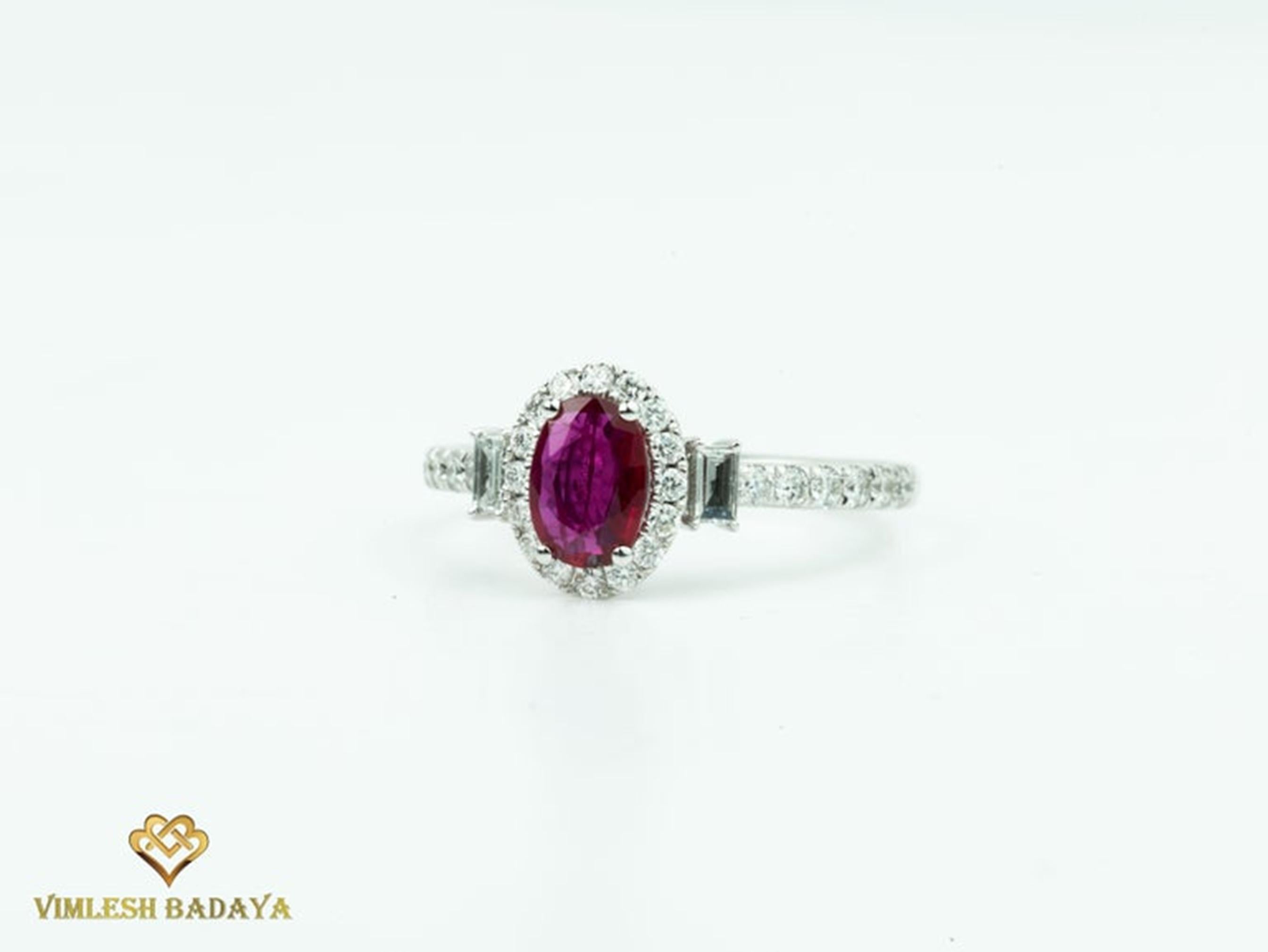 Bague de fiançailles halo en rubis rouge ovale et diamants baguettes ronds Pour femmes en vente