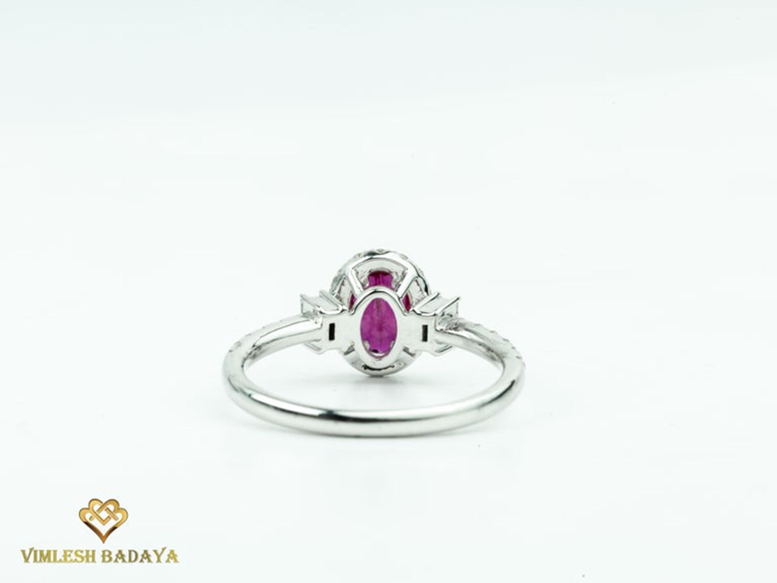 Bague de fiançailles halo en rubis rouge ovale et diamants baguettes ronds en vente 1