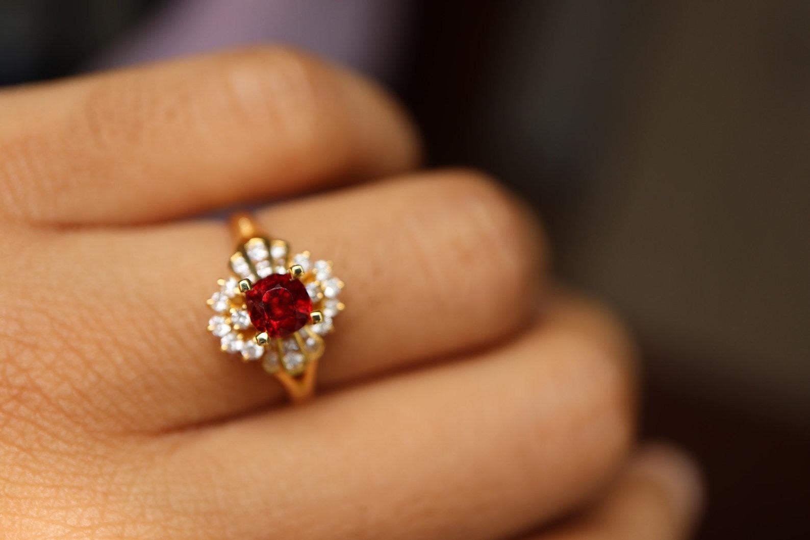 0.6Ct Vibrant Orangy Red Spinel Ring

Gewicht des Steins - 0.6Ct (ungefähr)

Maße des Steins - 4.8x4.7mm

Klarheit der Steine - VS

Unbeheizt, unbehandelt, keine Veredelung

Aus Mogok, Birma

24 Stück natürliche Diamanten - 0,36 Karat

14K