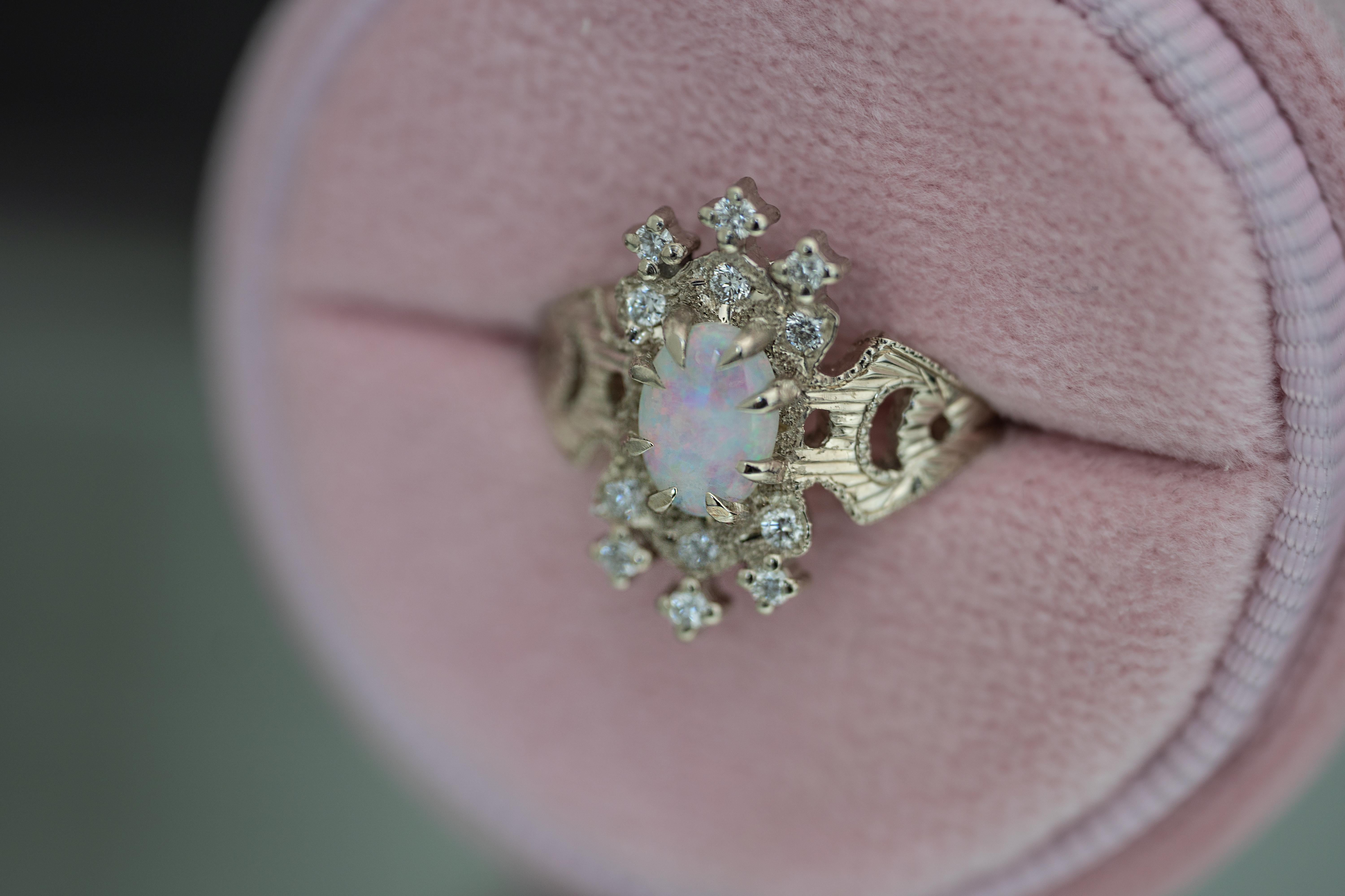 En vente :  0.7 Carat Australian Opal Diamond Oval Cut Claw Prong Moon Crescent Lullaby Ring 13