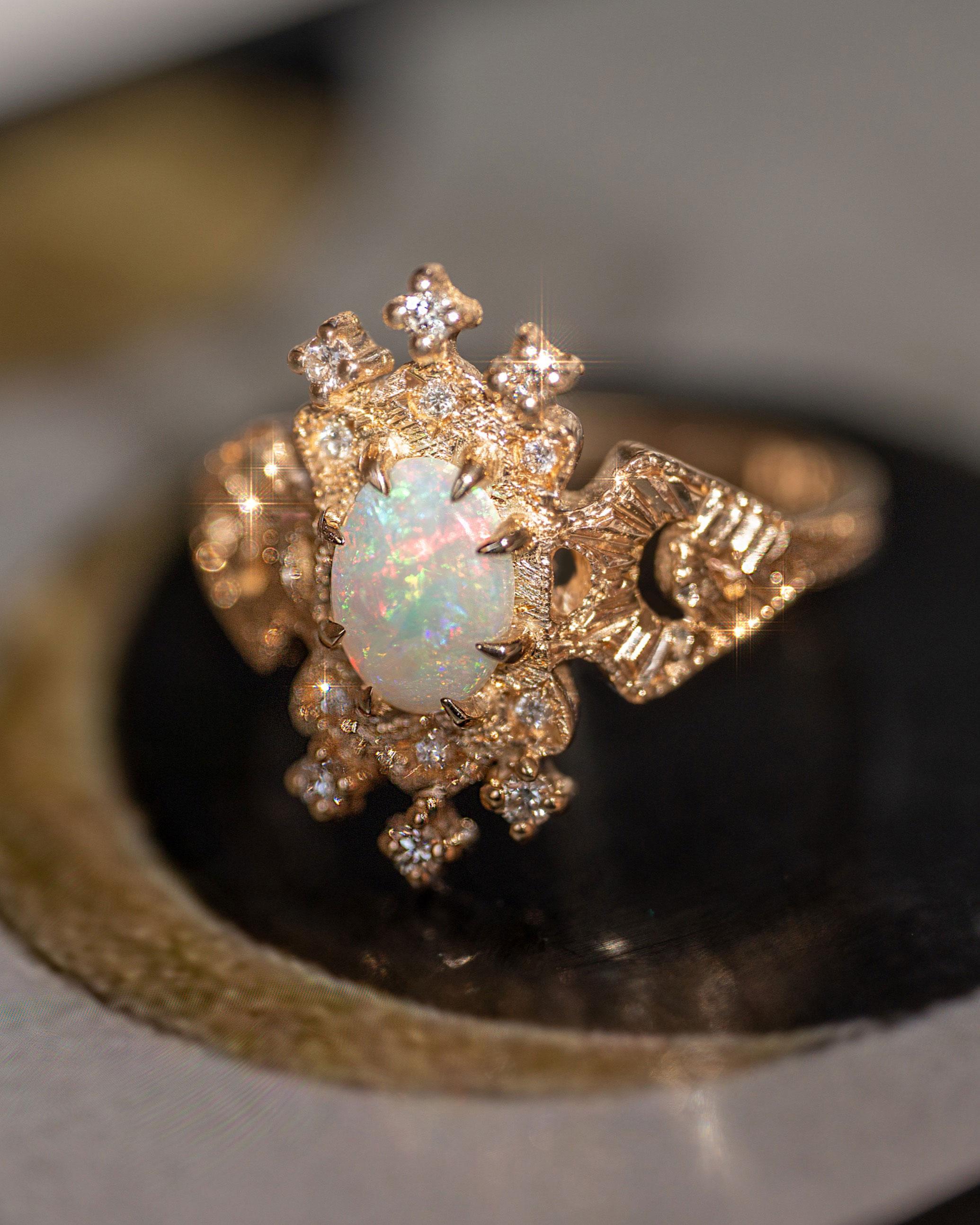En vente :  0.7 Carat Australian Opal Diamond Oval Cut Claw Prong Moon Crescent Lullaby Ring 18