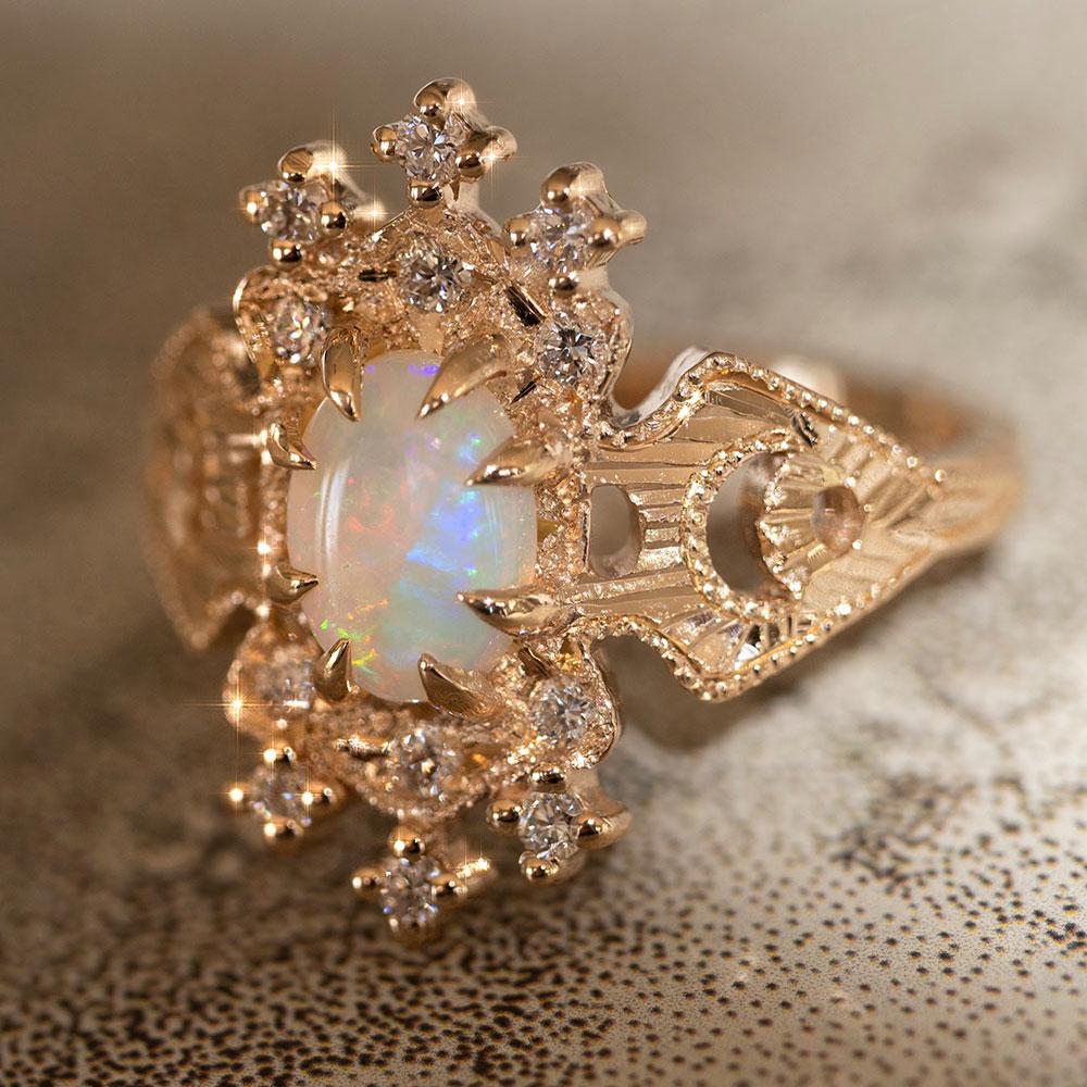 En vente :  0.7 Carat Australian Opal Diamond Oval Cut Claw Prong Moon Crescent Lullaby Ring 2