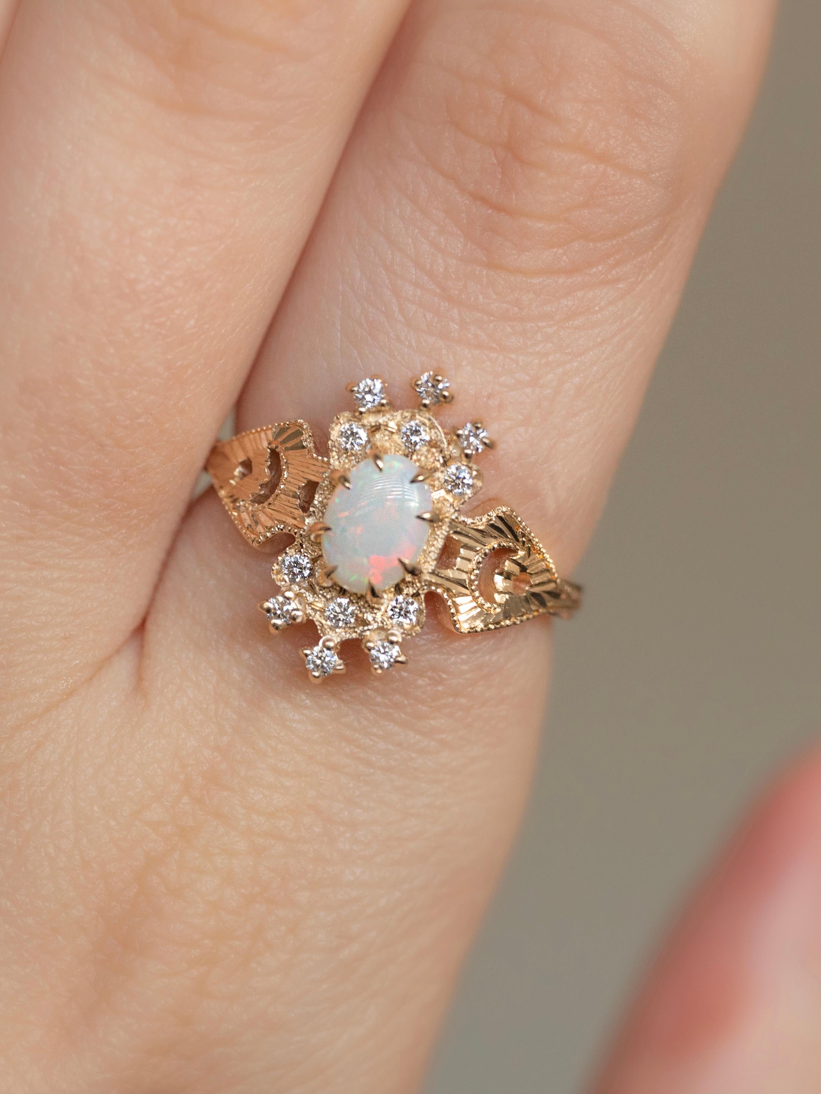 Im Angebot: 0,7 Karat australischer Opal Diamant Ovalschliff Krappen Mond Halbmond Lullaby Ring () 7