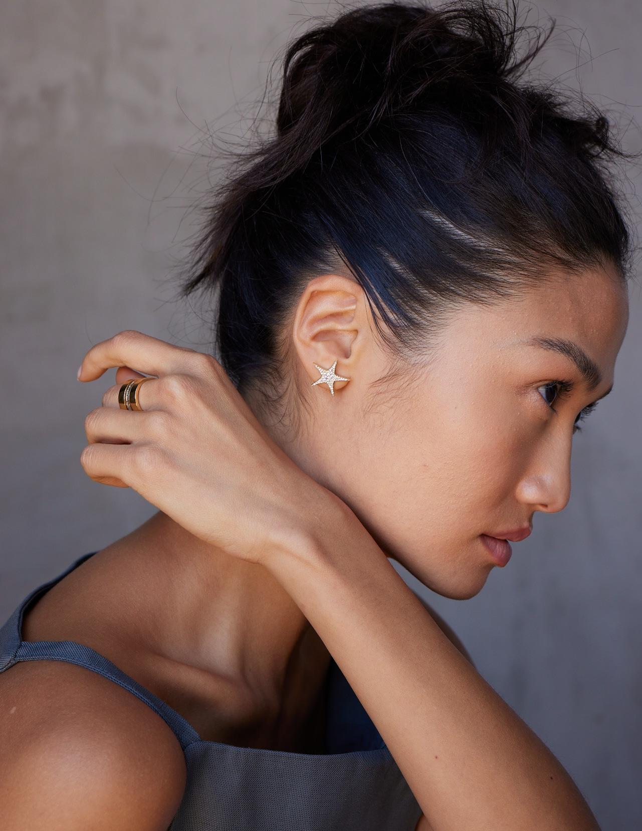 Clous d'oreilles étoile avec pavé de diamants de 0,7 carat en vente 2
