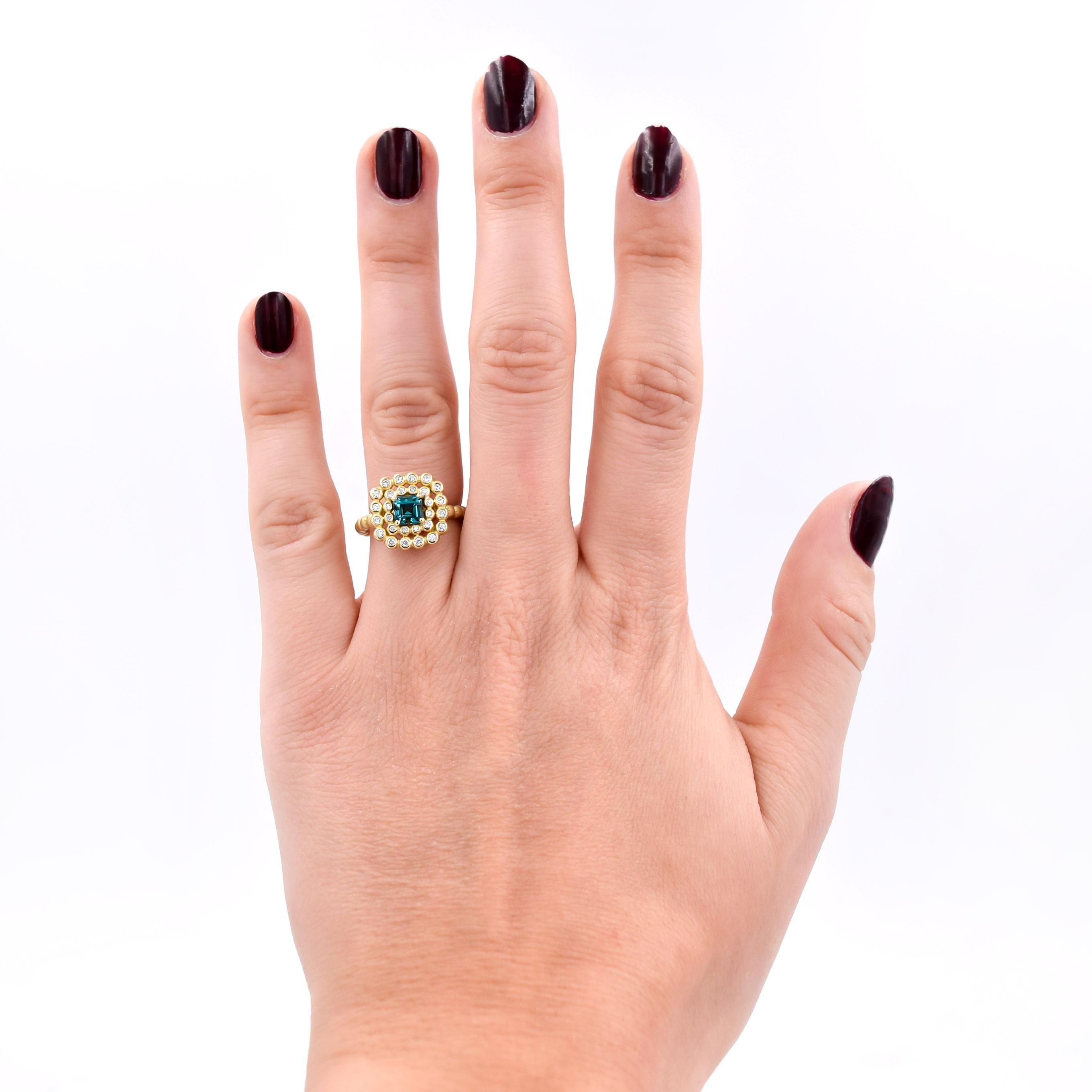 0.7 Carat Fine Green Tourmaline 0.28 Carat White Diamond Ring in 18 Karat Gold For Sale 6