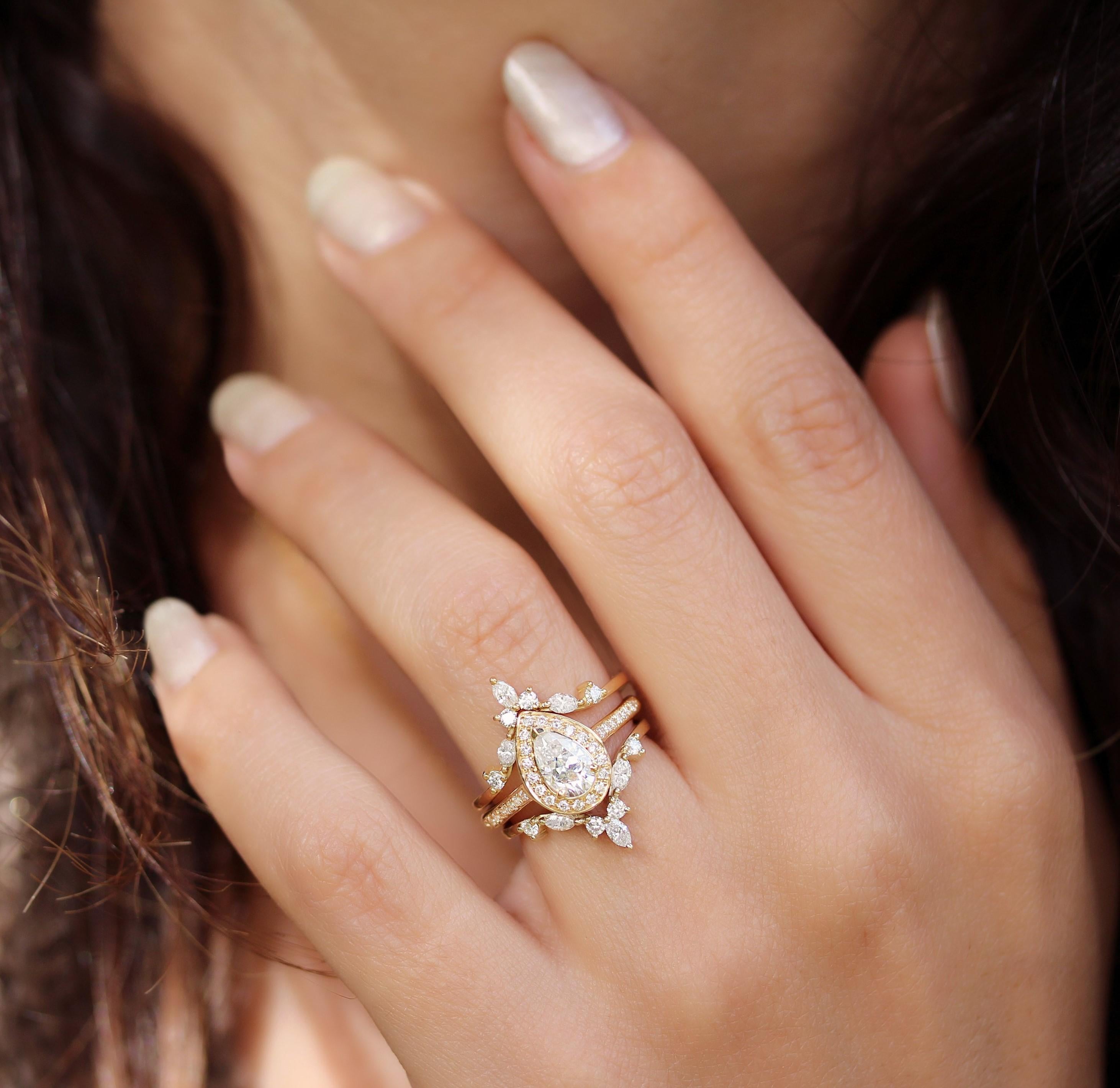 Contemporain 0.7 Carat Pear Moissanite with Diamond Halo Classic Engagement Ring - 'Nia' (bague de fiançailles classique) en vente