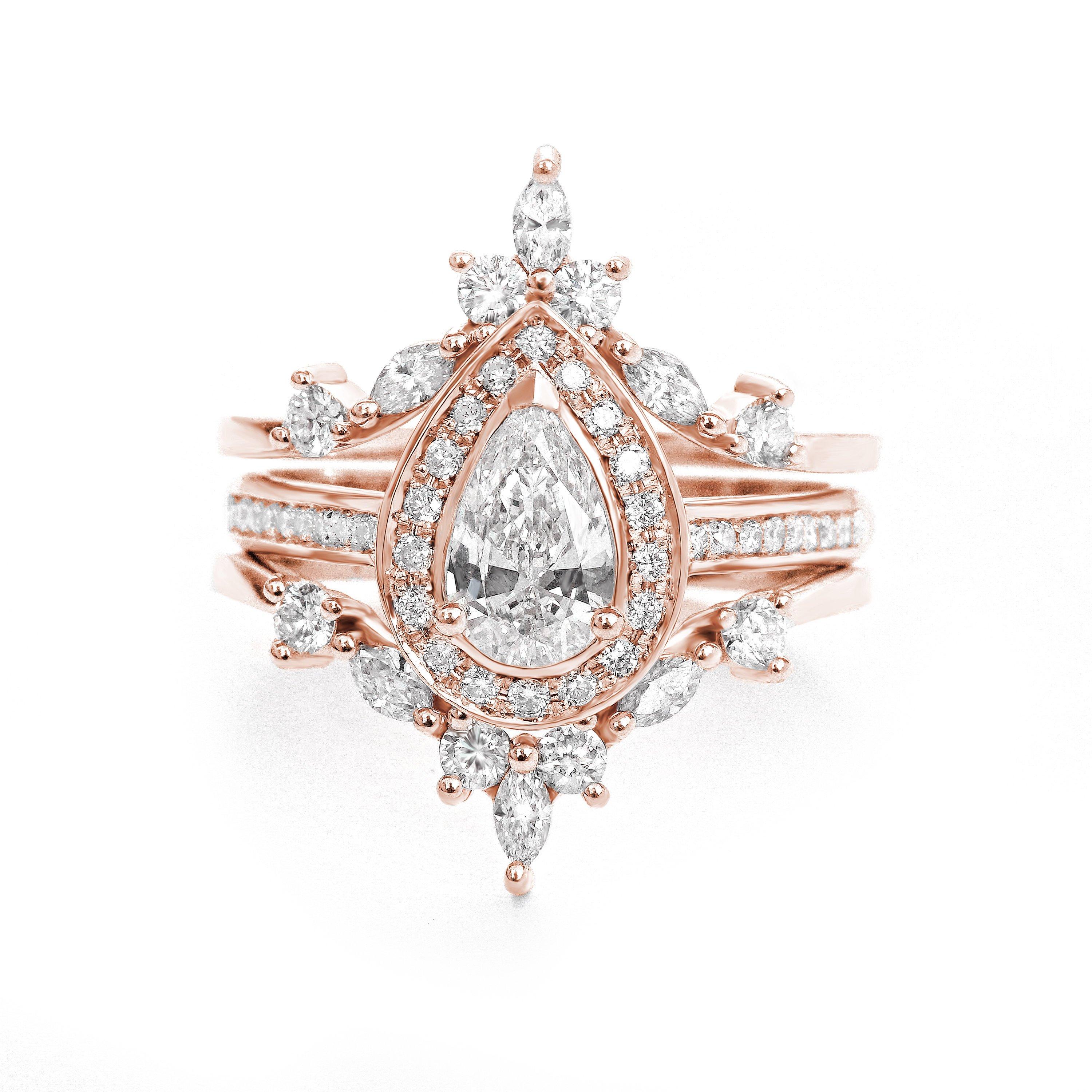 Taille poire 0.7 Carat Pear Moissanite with Diamond Halo Classic Engagement Ring - 'Nia' (bague de fiançailles classique) en vente