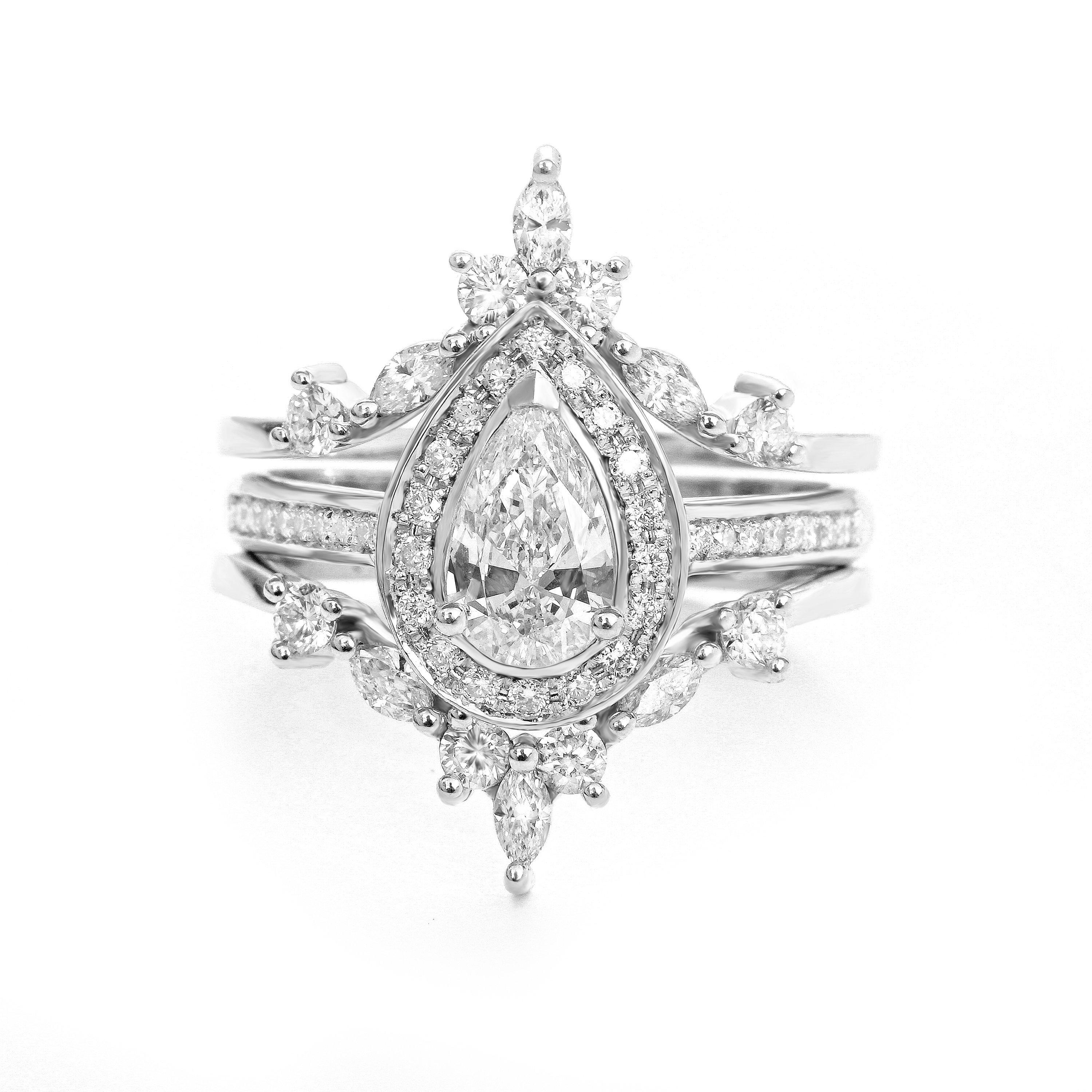 0.7 Carat Pear Moissanite with Diamond Halo Classic Engagement Ring - 'Nia' (bague de fiançailles classique) Neuf - En vente à Hertsliya, IL