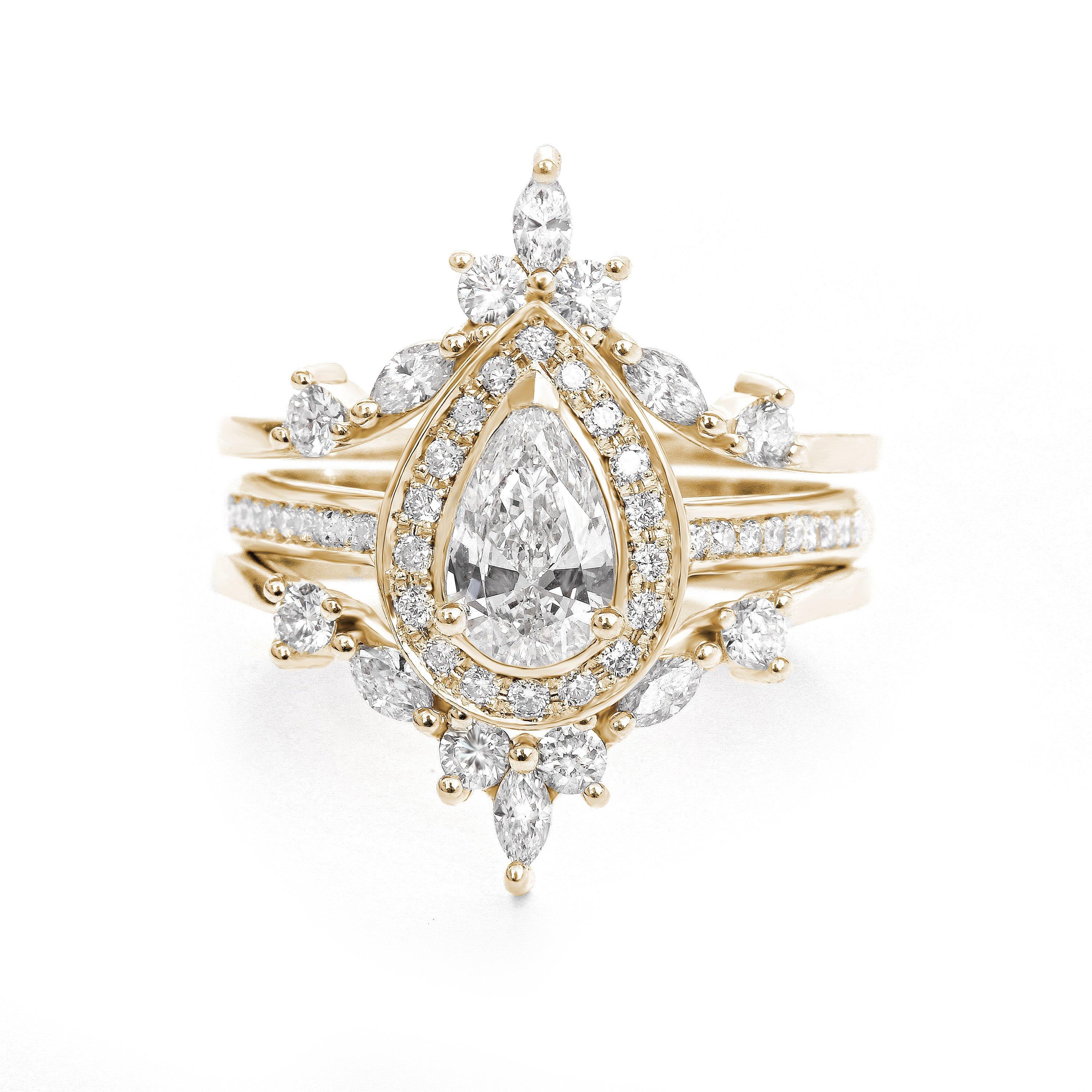 0.7 Carat Pear Moissanite with Diamond Halo Classic Engagement Ring - 'Nia' (bague de fiançailles classique) Pour femmes en vente