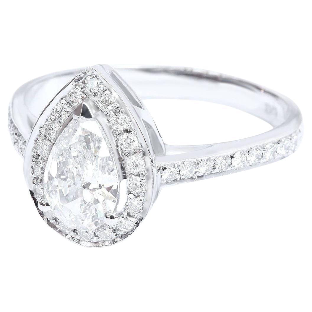0.7 Carat Pear Moissanite with Diamond Halo Classic Engagement Ring - 'Nia' (bague de fiançailles classique) en vente