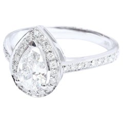 0.7 Carat Pear Moissanite with Diamond Halo Classic Engagement Ring - 'Nia' (bague de fiançailles classique)