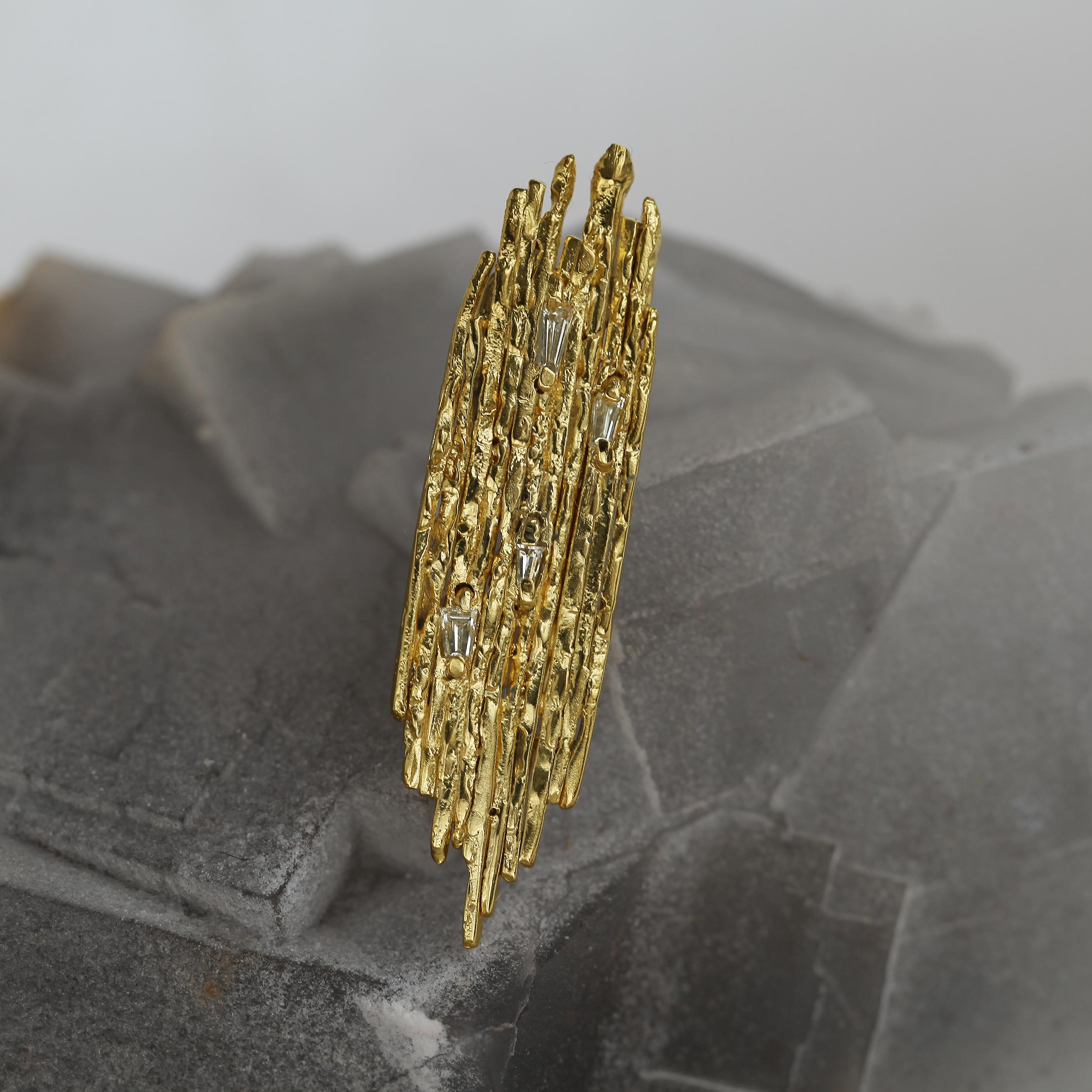 Modernist 0.7 Carat Tapered Baguette Diamond and 18k Yellow Gold Statement Brooch For Sale