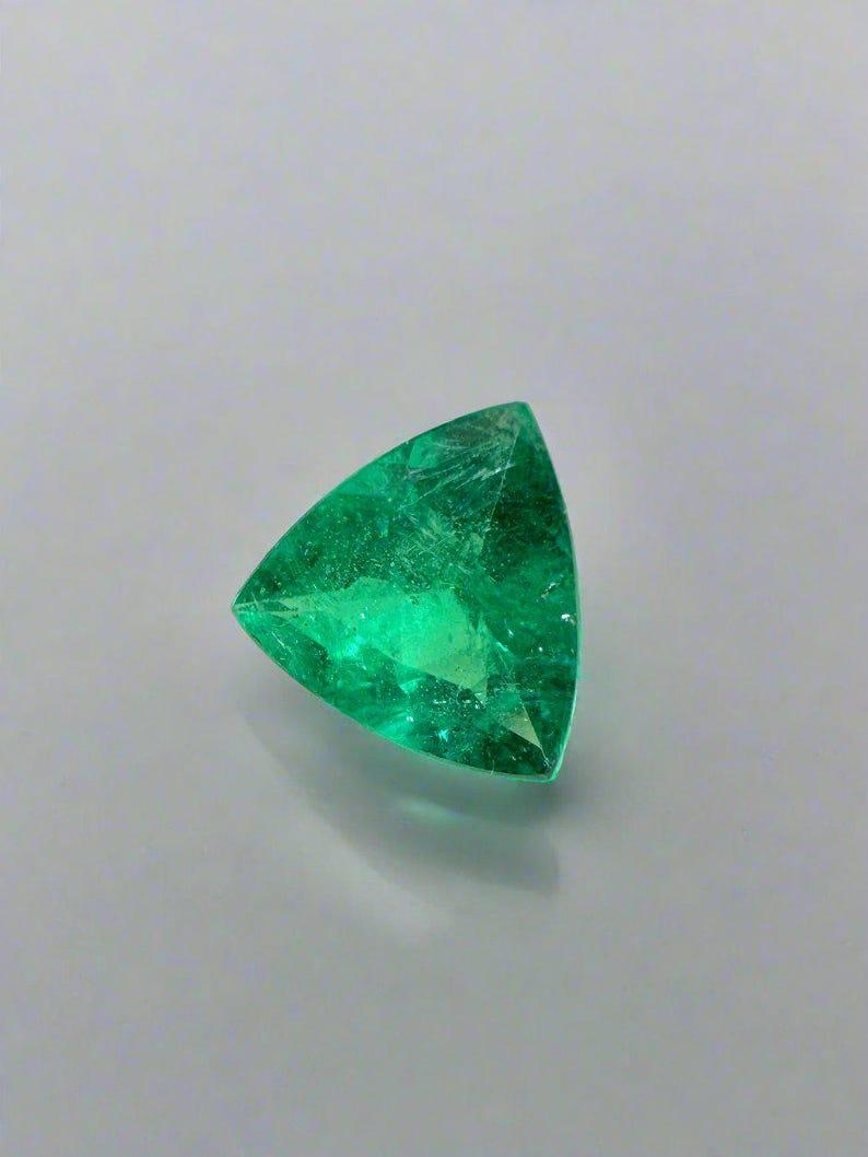 Stein: Smaragd
Gewicht: 0,70 Karat
Form: Billionen-Schliff
Klarheit: Transparent
Lüster: Sehr gut
Farbe: Vivid Green
Abmessungen: 6,29 mm x 6,51 mm x 3,59 mm
Geografische Herkunft: Brasilien
Behandlung: Natürlich, Ölen

Bemerkungen: Aufgrund der