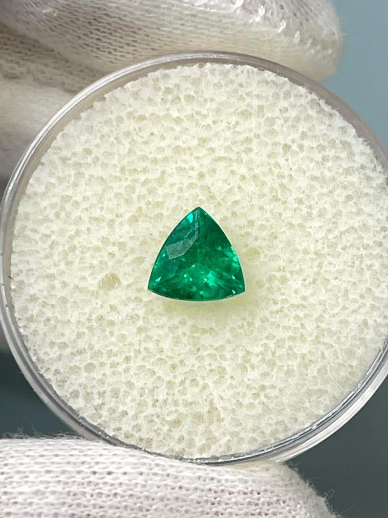 0,70 Karat 6,3x6,5 bläulich grüner Billionen-Smaragd - echter erdgeschliffener Edelstein (Moderne) im Angebot