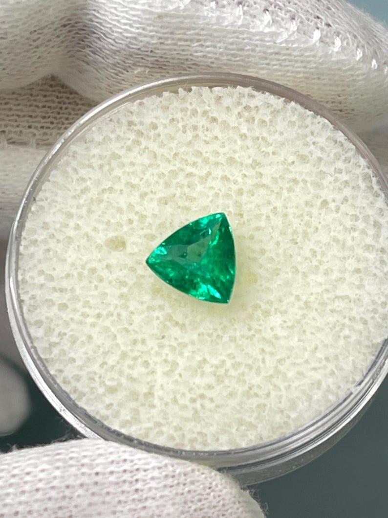 0,70 Karat 6,3x6,5 bläulich grüner Billionen-Smaragd - echter erdgeschliffener Edelstein (Trillionschliff) im Angebot