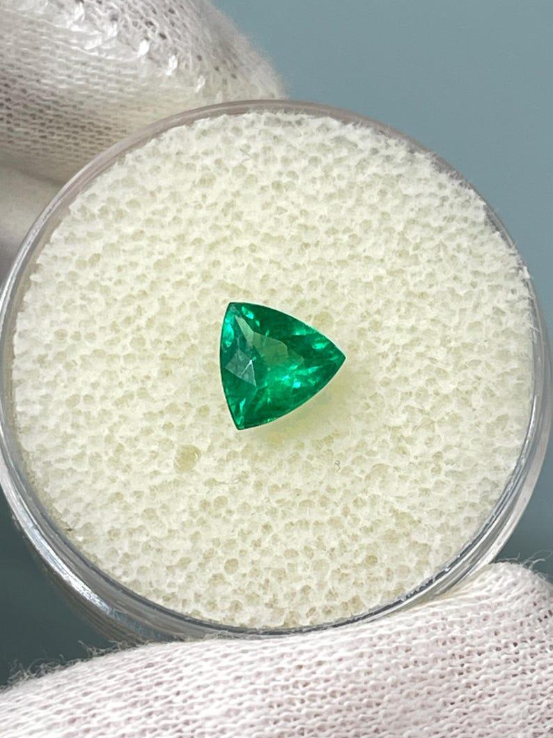 0,70 Karat 6,3x6,5 bläulich grüner Billionen-Smaragd - echter erdgeschliffener Edelstein im Zustand „Neu“ im Angebot in Jupiter, FL