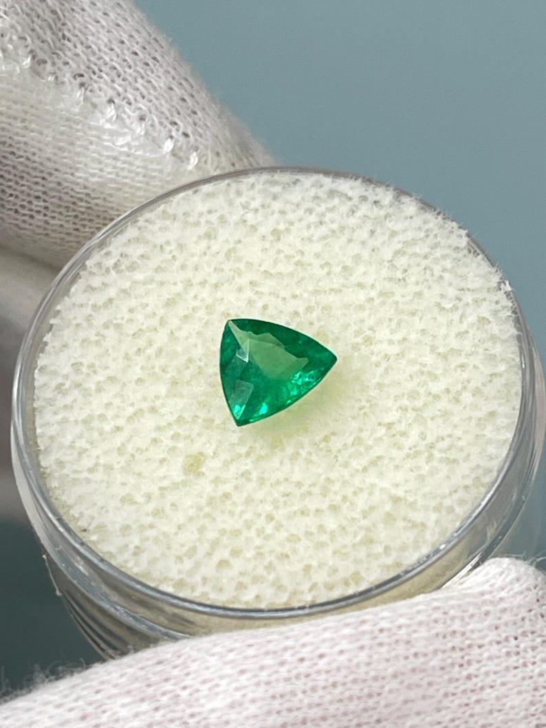 0,70 Karat 6,3x6,5 bläulich grüner Billionen-Smaragd - echter erdgeschliffener Edelstein Damen im Angebot