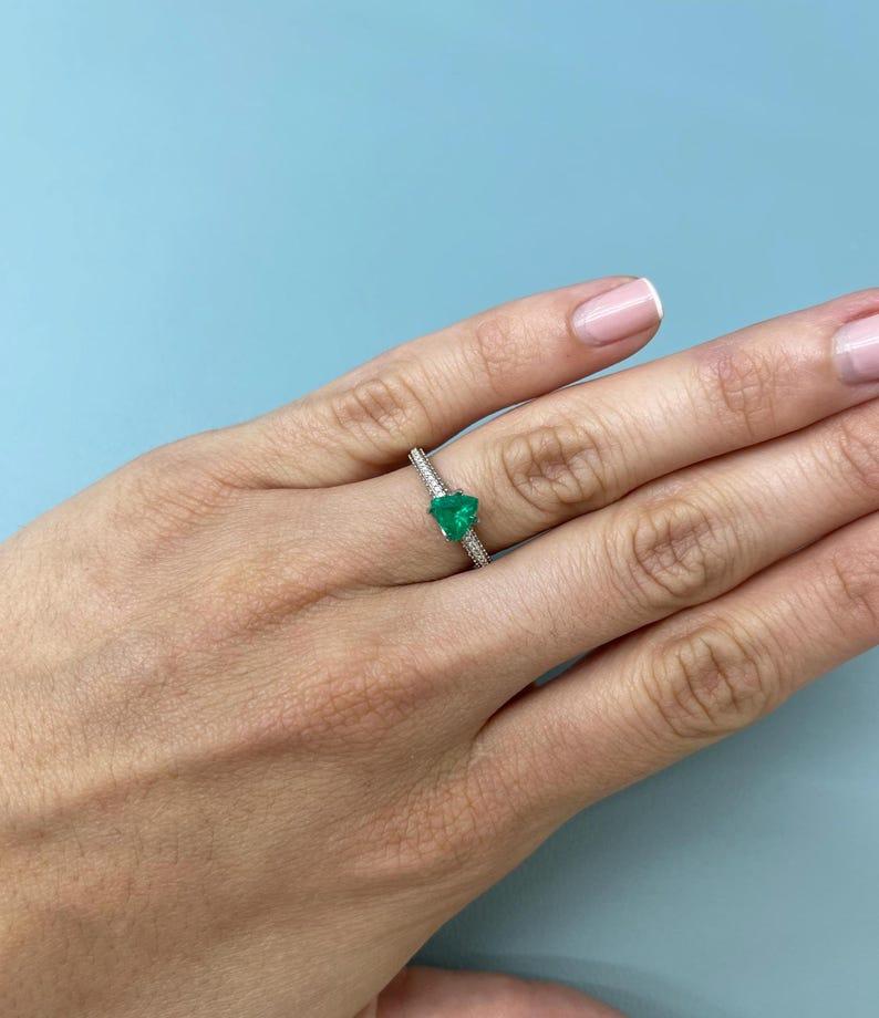0,70 Karat 6,3x6,5 bläulich grüner Billionen-Smaragd - echter erdgeschliffener Edelstein im Angebot 1