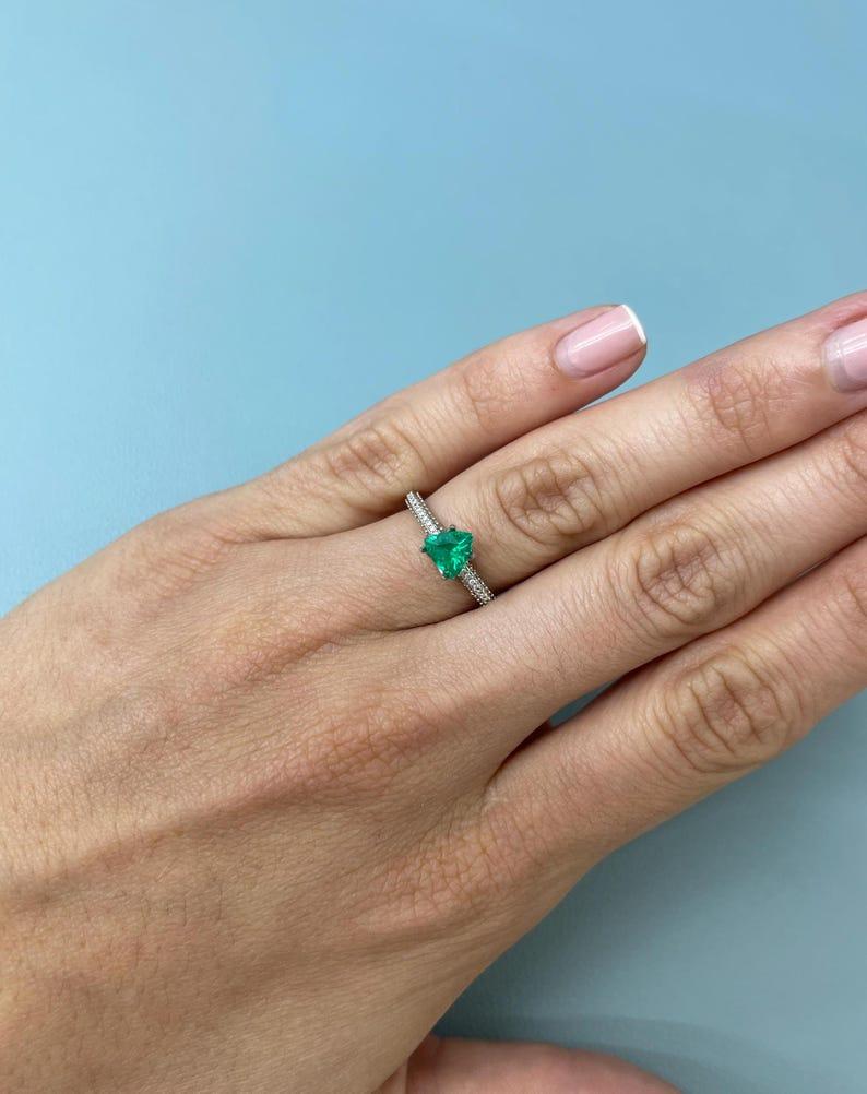 0,70 Karat 6,3x6,5 bläulich grüner Billionen-Smaragd - echter erdgeschliffener Edelstein im Angebot 2