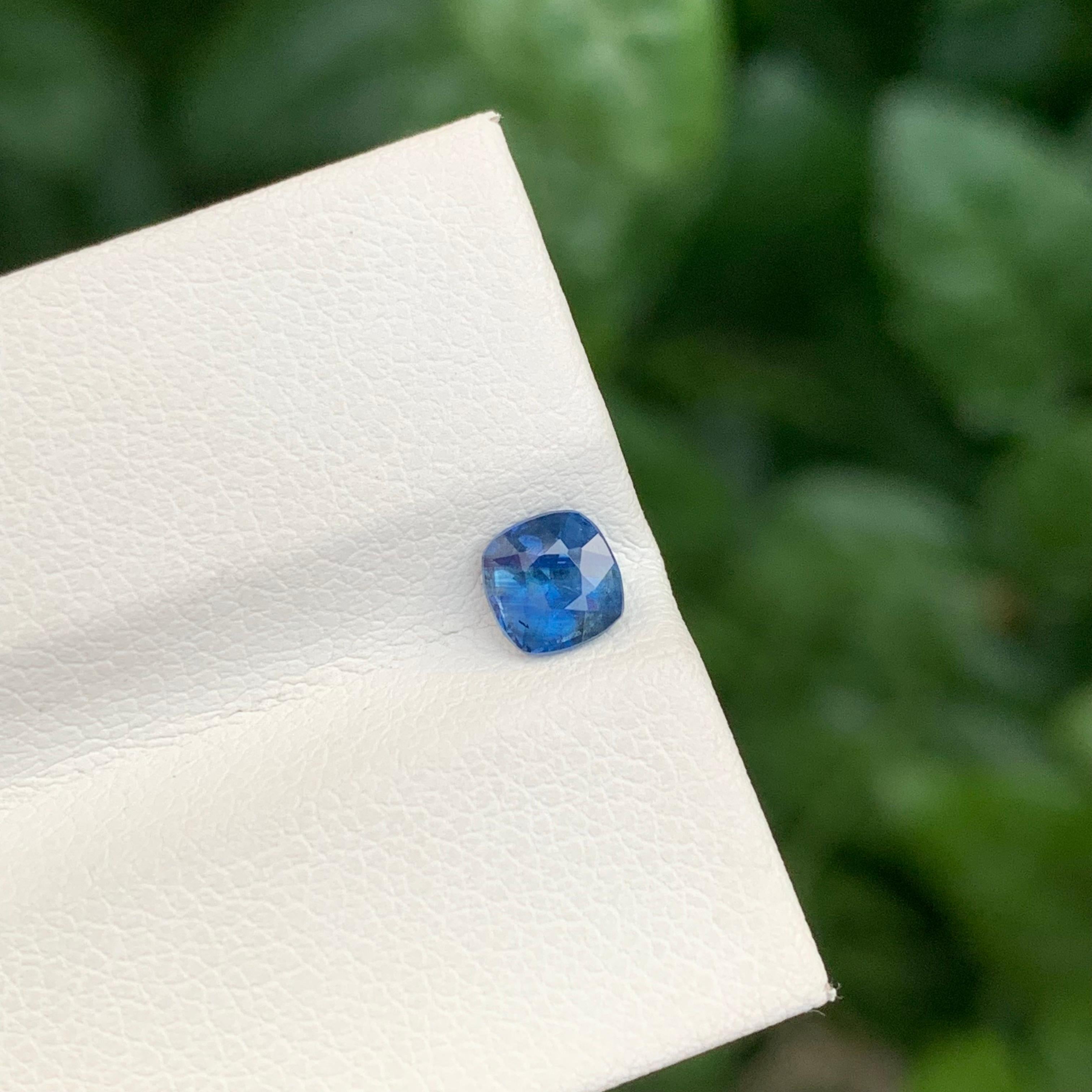 Arts and Crafts 0.70 Carat Adorable Sapphire Loose Cushion Shape Gem Pour Bague en vente