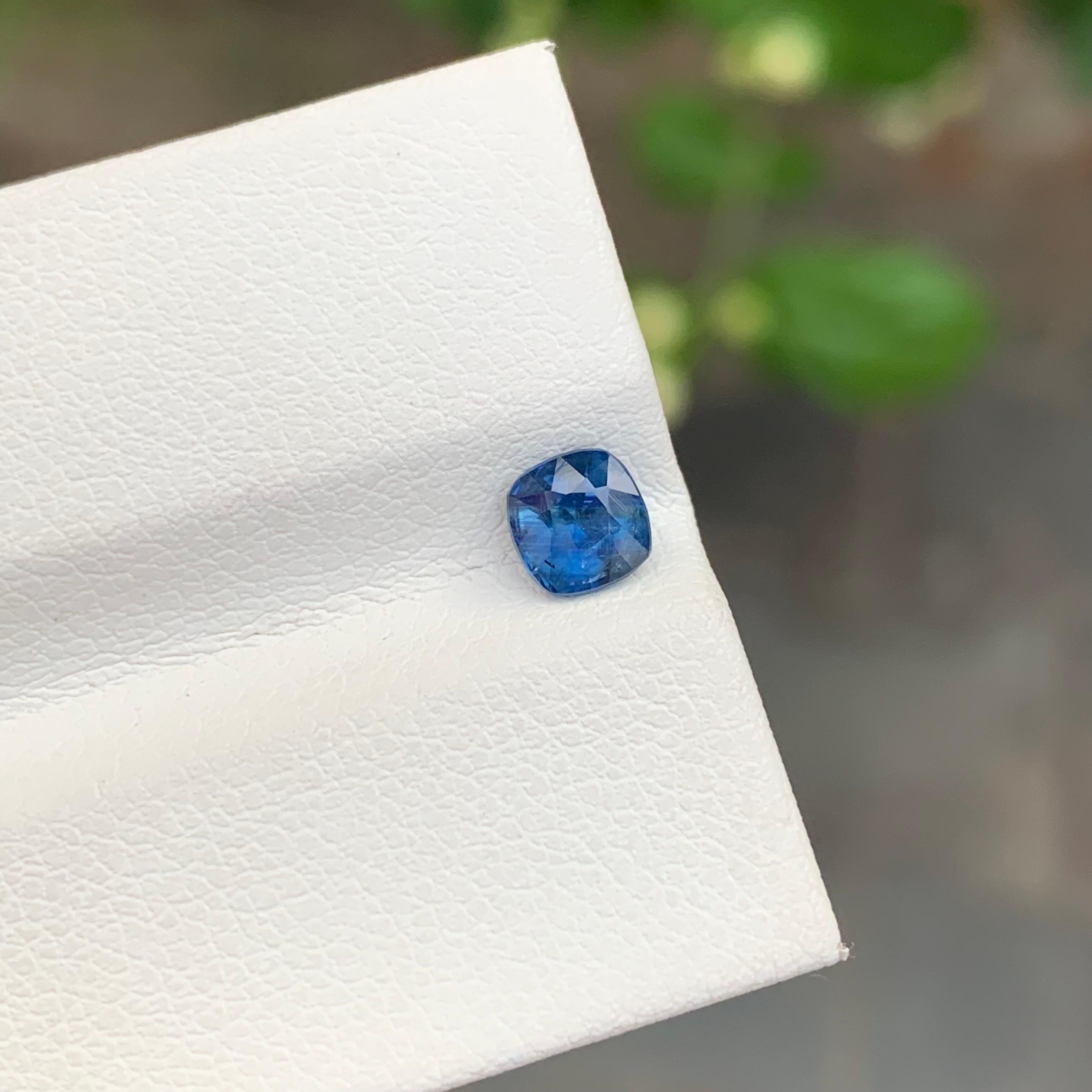 0.70 Carat Adorable Sapphire Loose Cushion Shape Gem Pour Bague Unisexe en vente