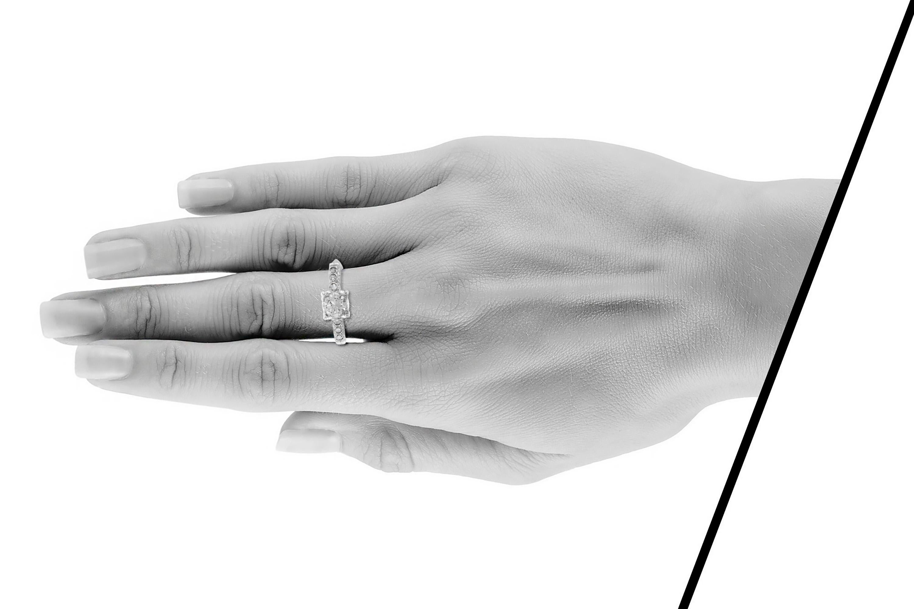Fein gearbeiteter Art Deco Verlobungsring aus Platin mit einem zentralen Diamanten von 0,70 Karat und umliegenden Diamanten von 0,20 Karat. F-G Farbe VS Klarheit.
