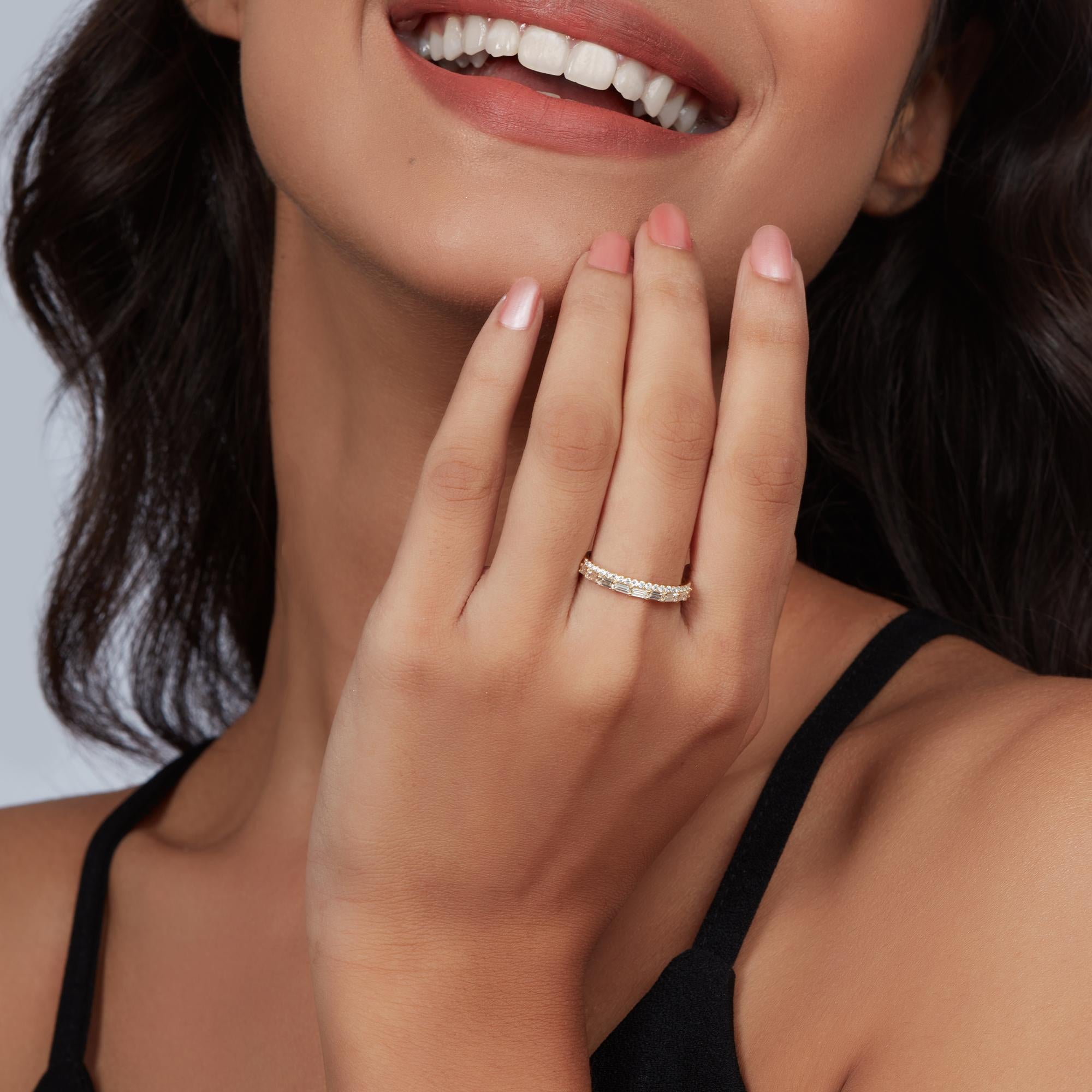 Im Angebot: 0,70 Karat Baguette und runder Diamant Halbe Ewigkeit Ring in 14K Gold () 2