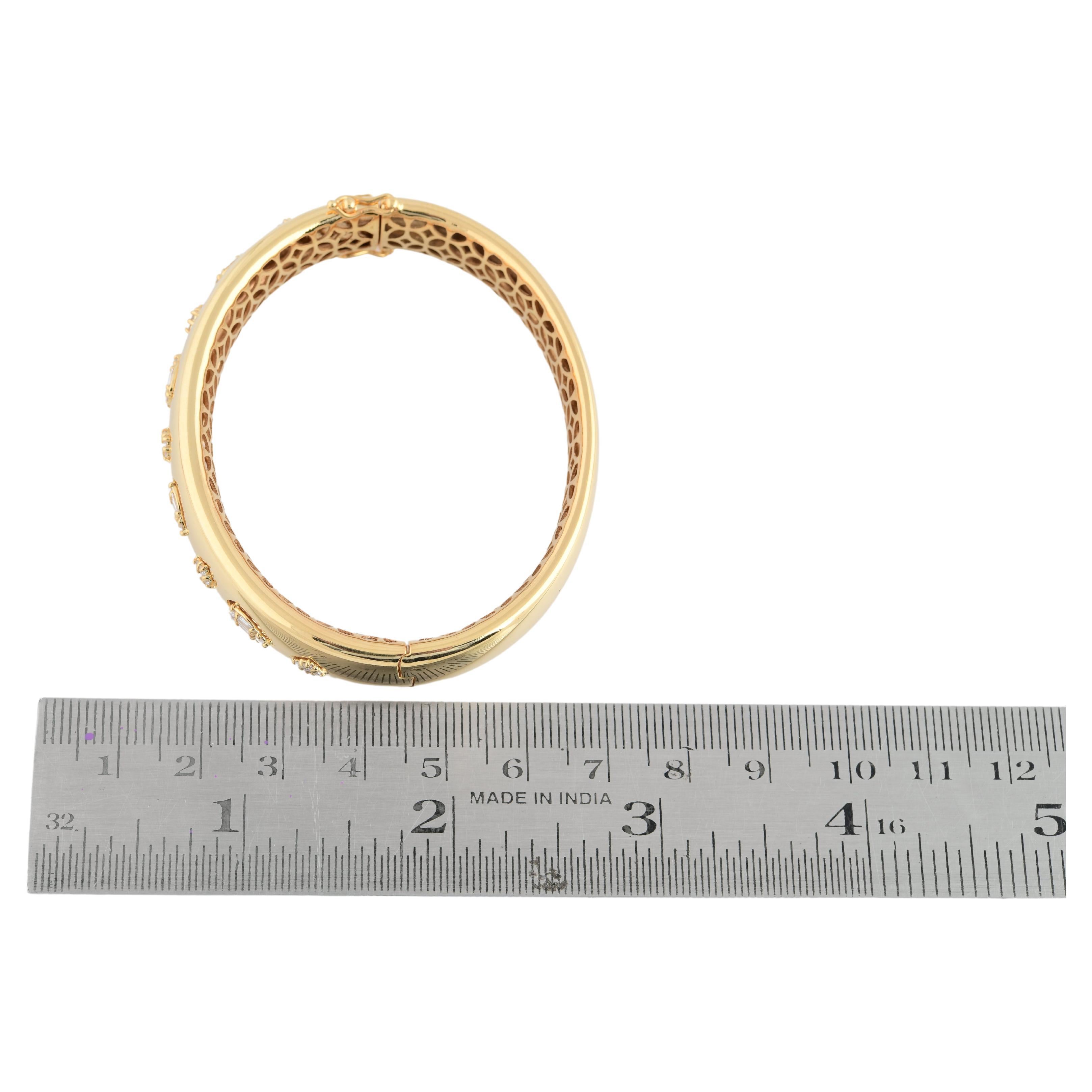 Moderne Bracelet jonc en or jaune 18 carats avec diamants baguettes de 0,70 carat en vente