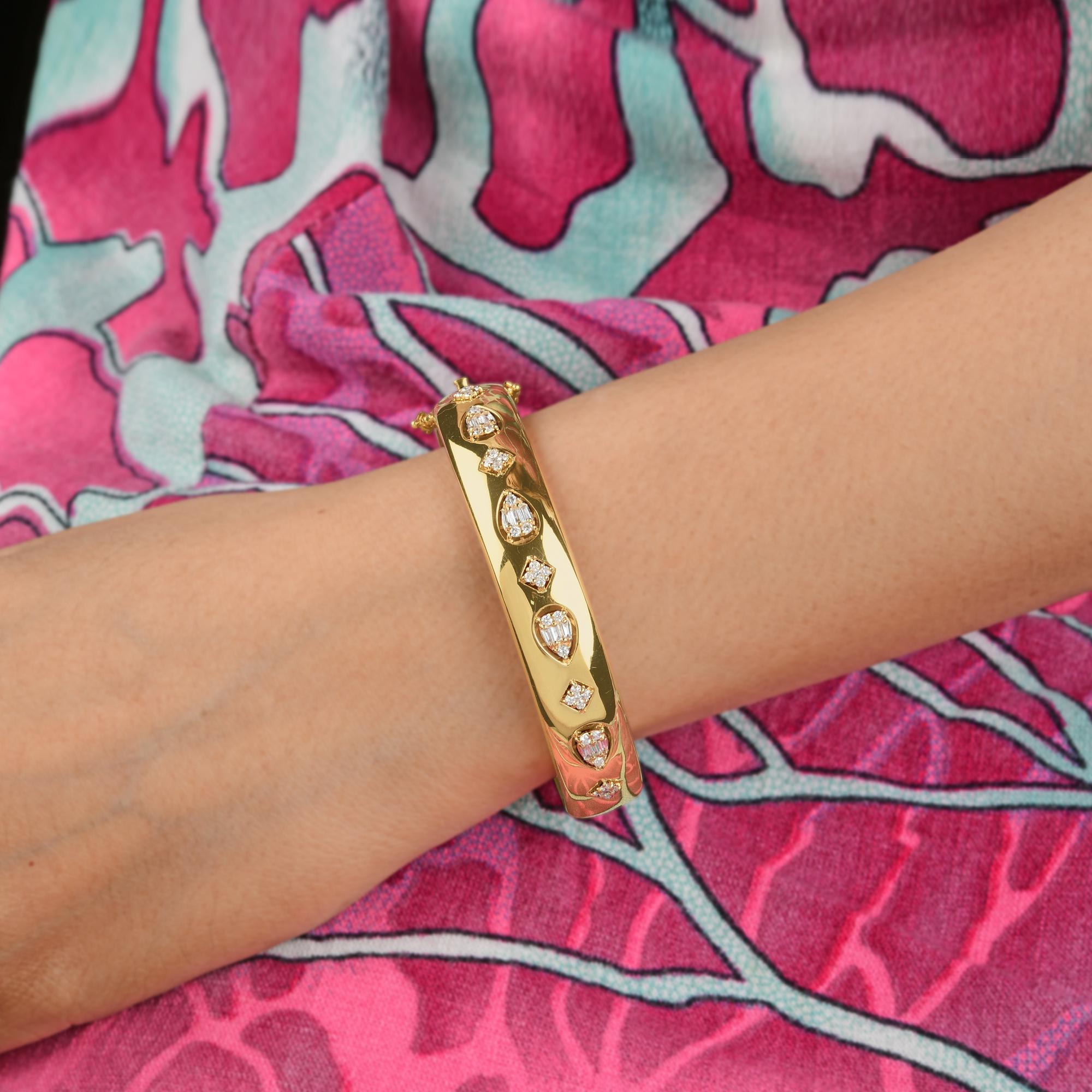 Bracelet jonc en or jaune 18 carats avec diamants baguettes de 0,70 carat Pour femmes en vente