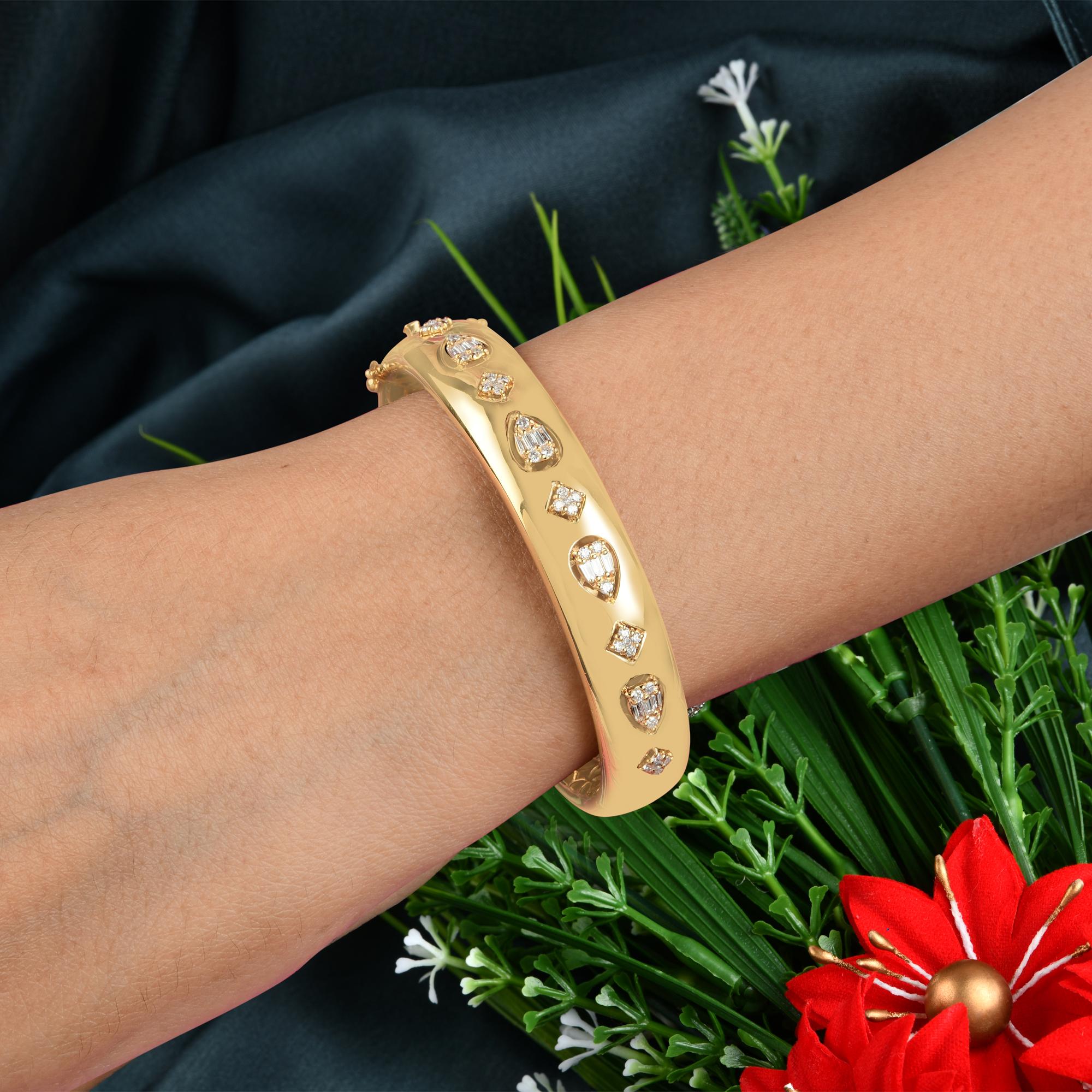 Bracelet jonc en or jaune 18 carats avec diamants baguettes de 0,70 carat en vente 2
