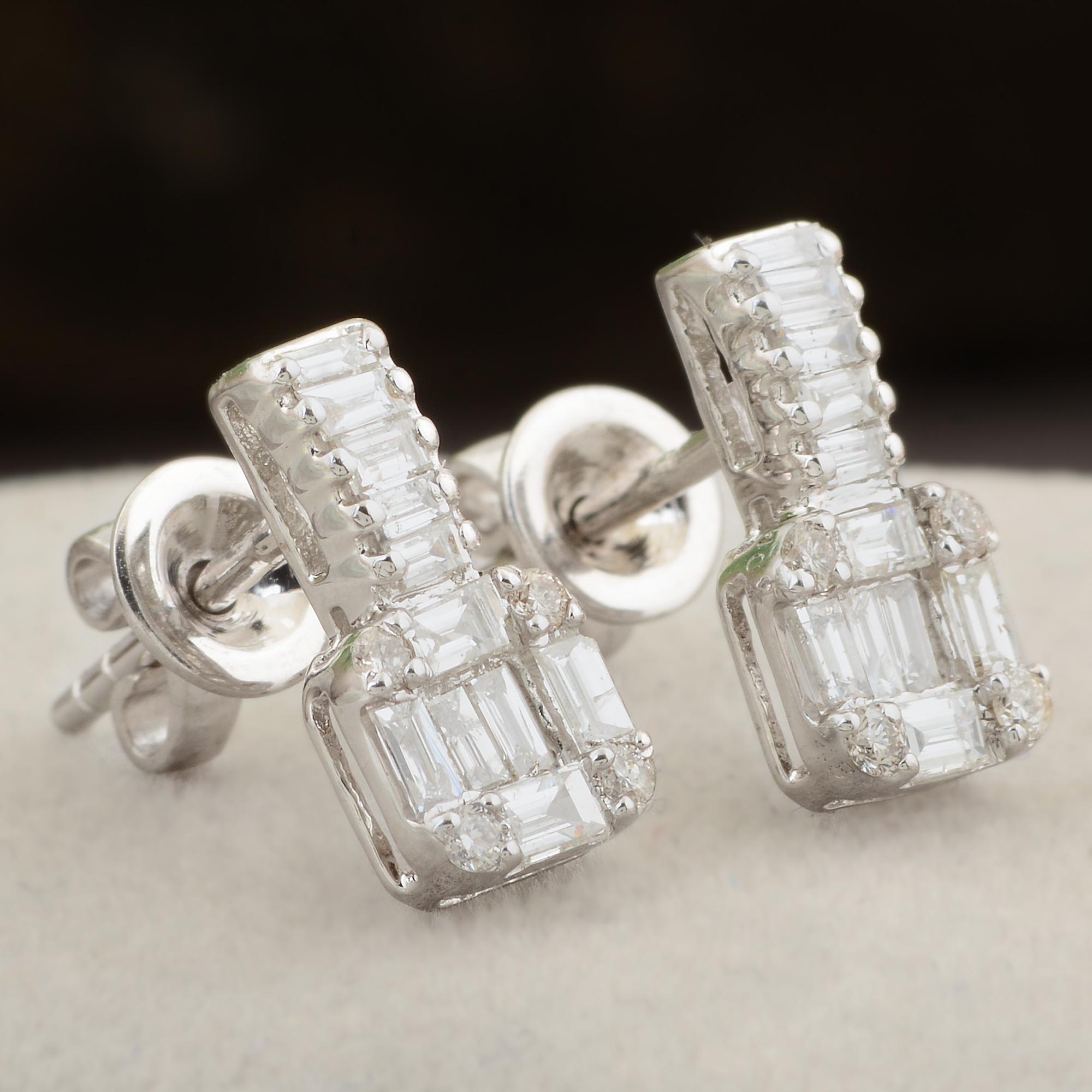 Moderne Clous d'oreilles en or blanc 10 carats avec diamants baguettes de 0,70 carat, fabrication artisanale en vente