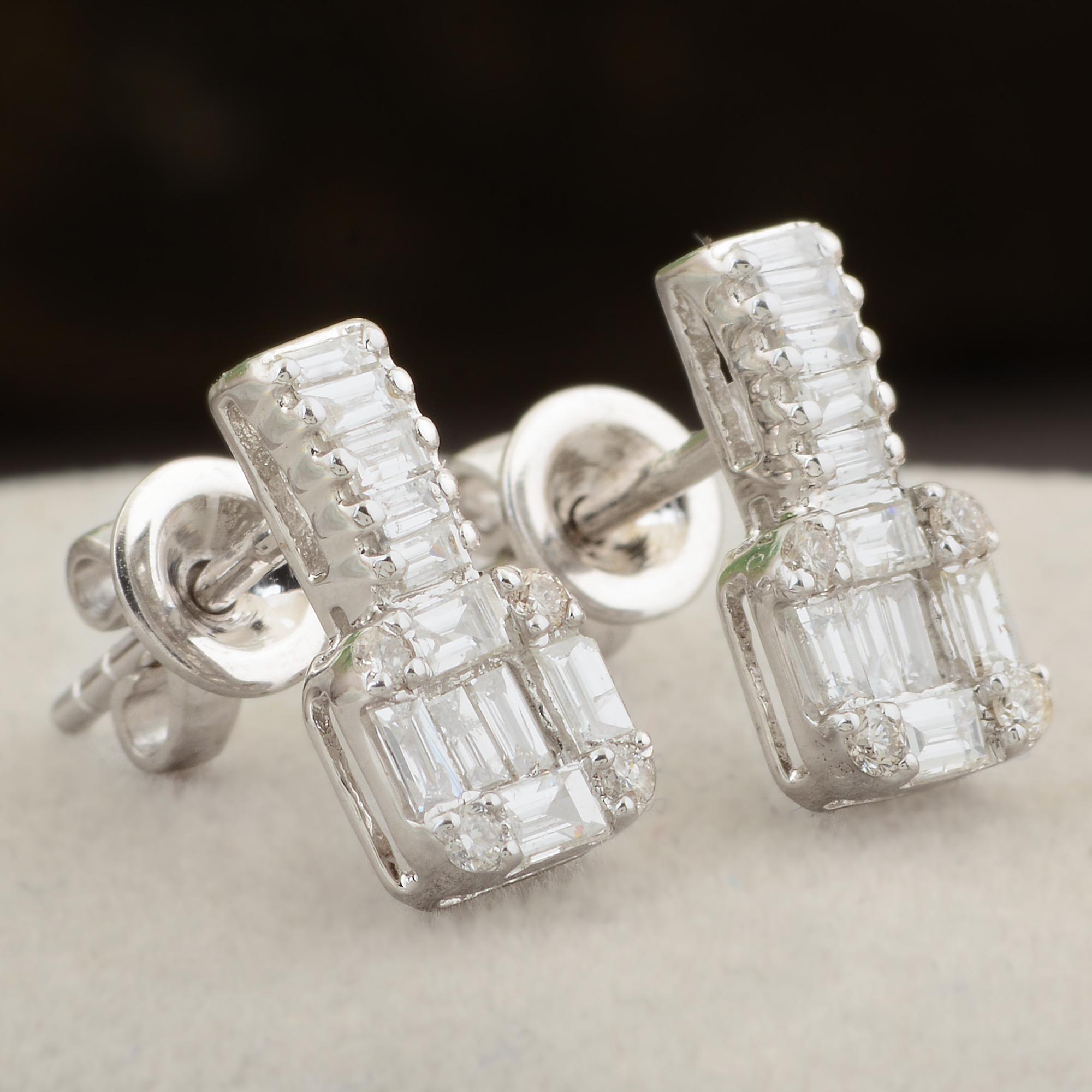 Moderno Orecchini con diamante baguette da 0,70 carati in oro bianco 10 carati Gioielli fatti a mano in vendita