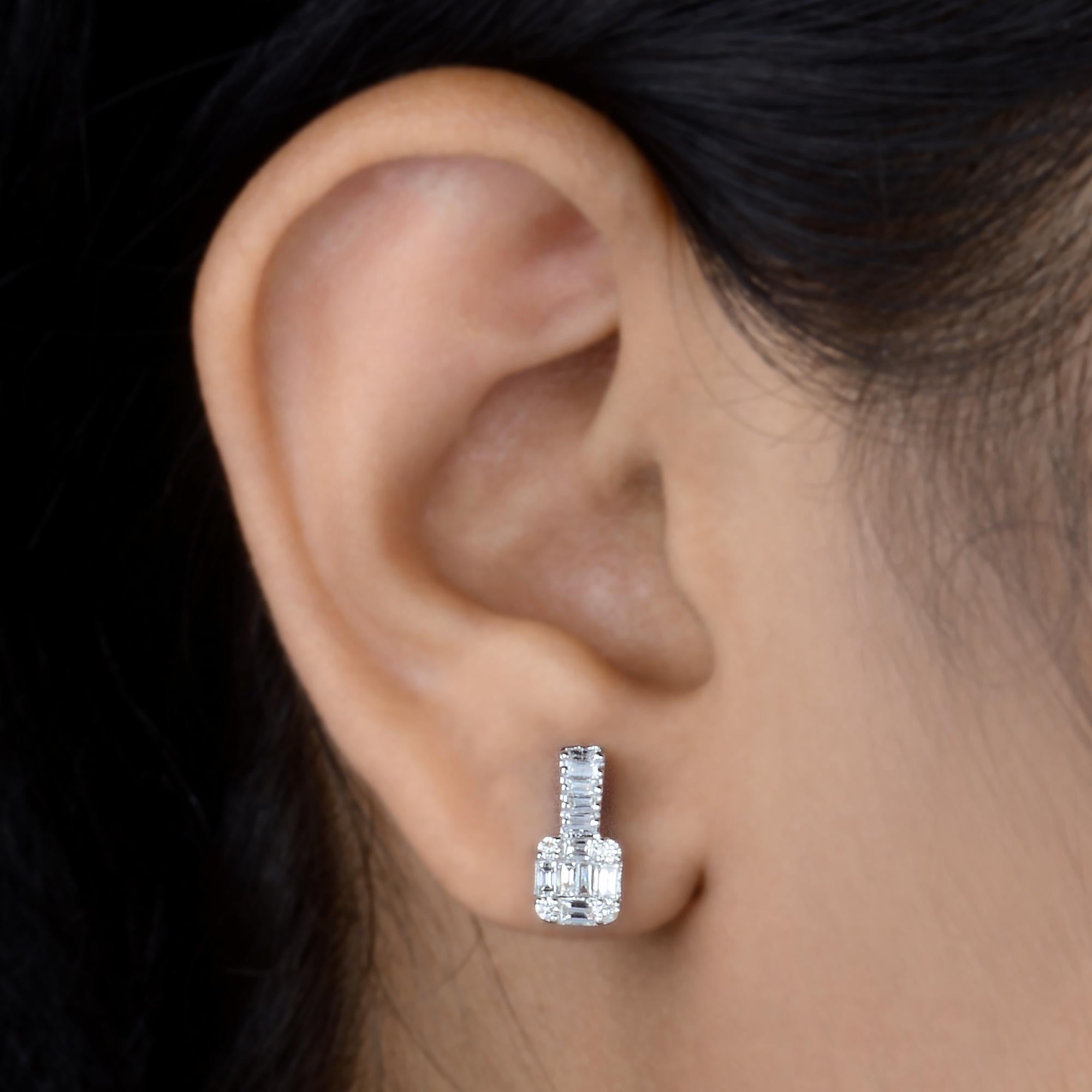 Taille baguette Clous d'oreilles en or blanc 10 carats avec diamants baguettes de 0,70 carat, fabrication artisanale en vente