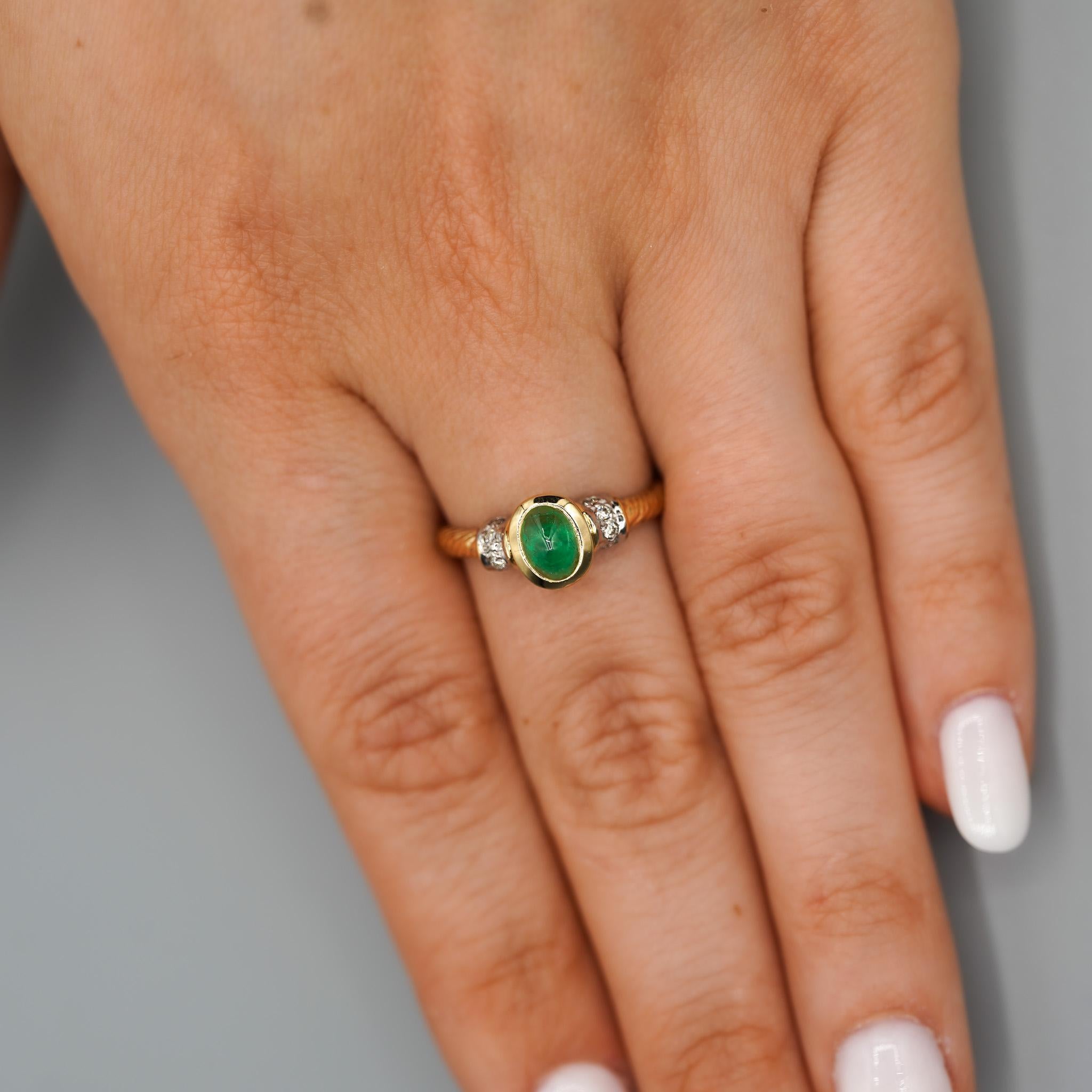 Women's 0.70 Carat Cabochon Emerald Bezel Set 14K Gold Ring For Sale