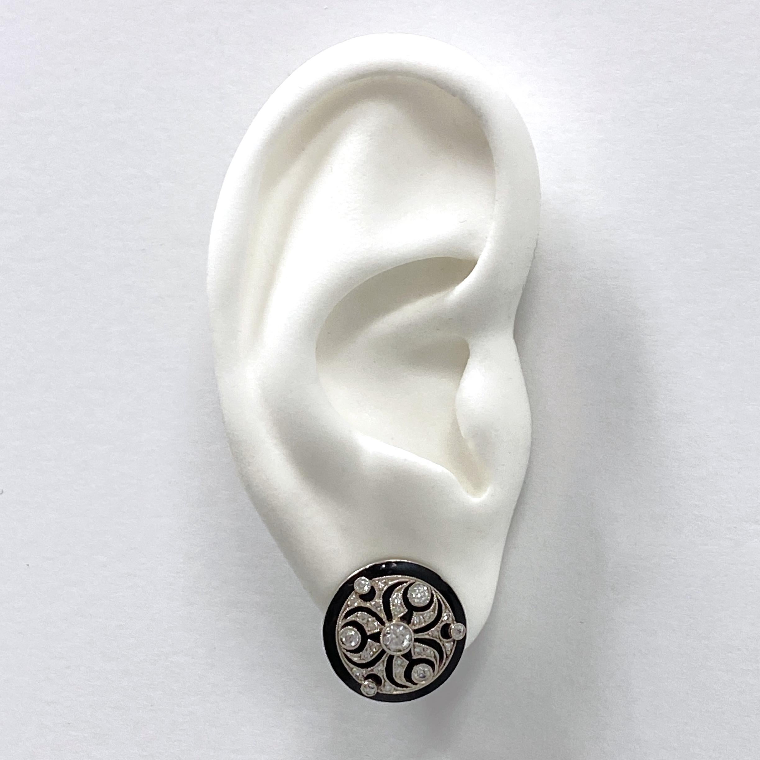 Boucles d'oreilles boutons en platine et émail noir avec diamants de 0,70 carat Excellent état - En vente à Sherman Oaks, CA
