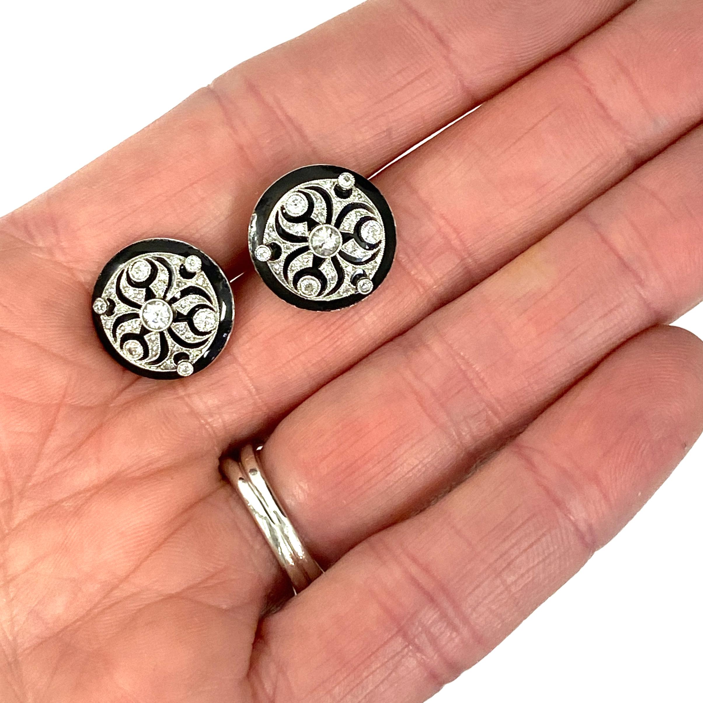 Boucles d'oreilles boutons en platine et émail noir avec diamants de 0,70 carat en vente 1